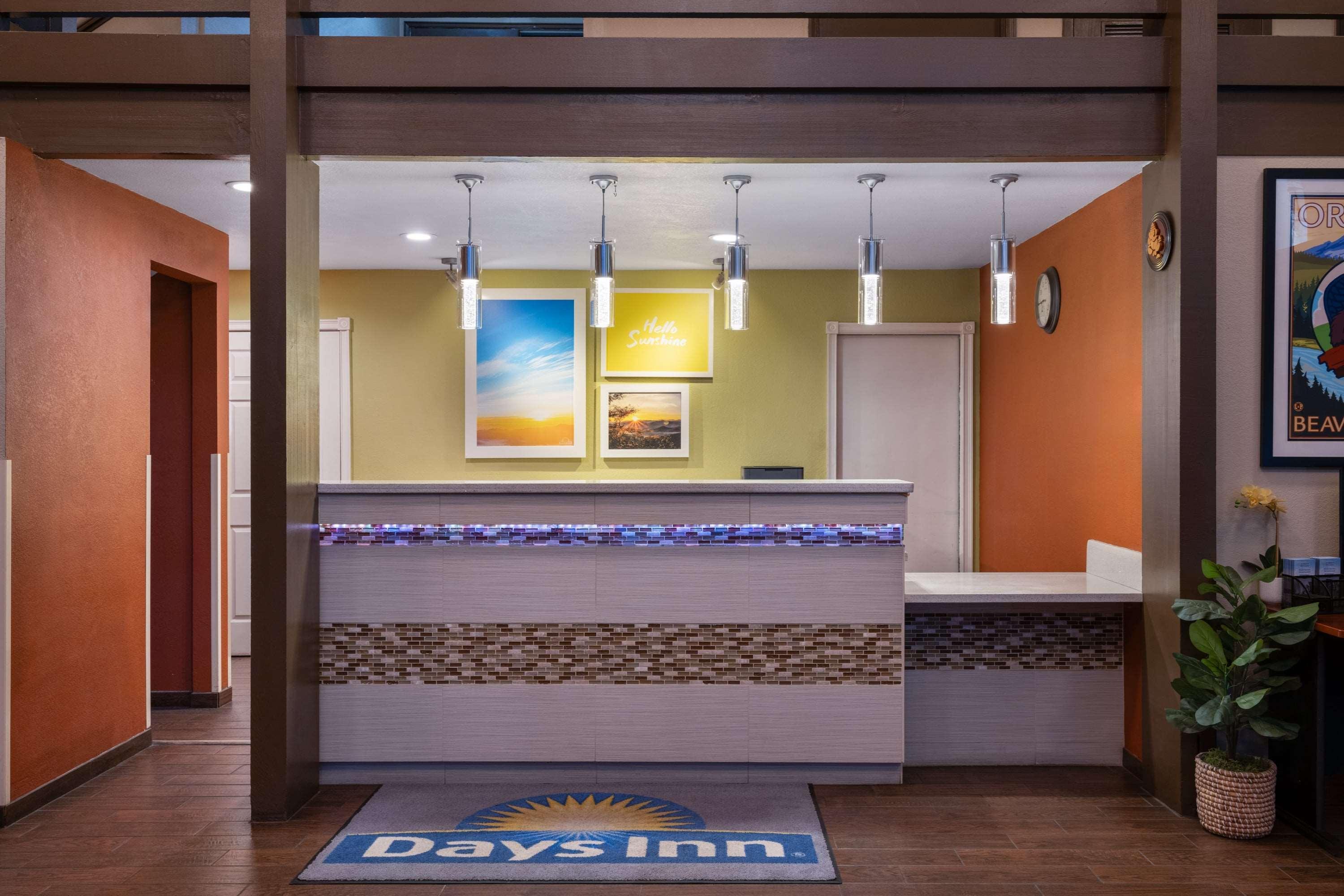 Vista Lobby Days Inn by Wyndham Klamath Falls