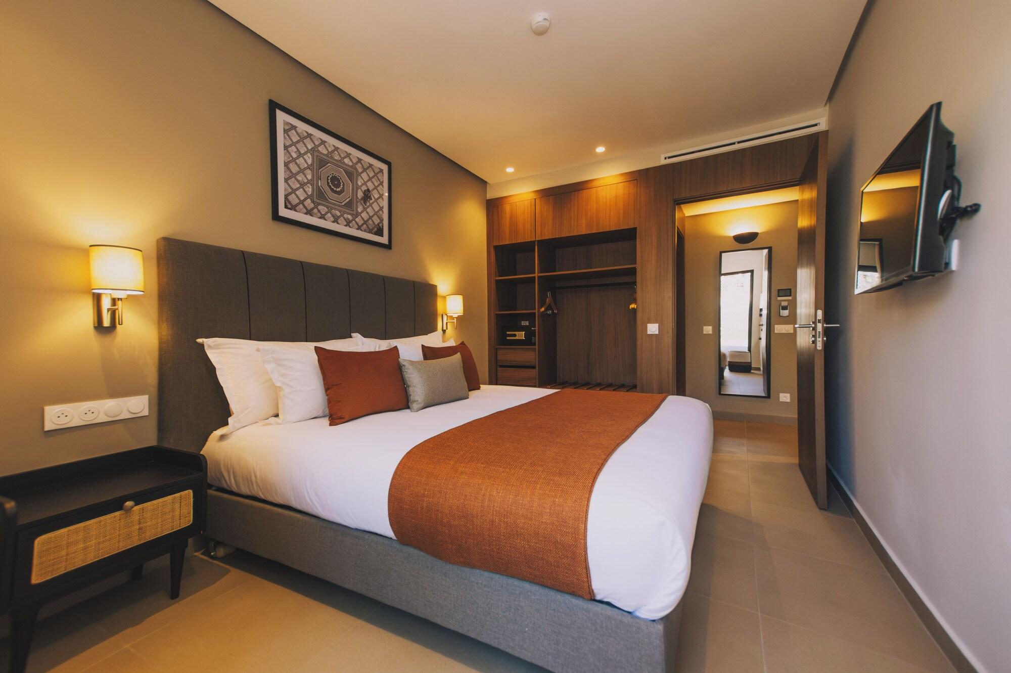 Varios Dally Apart Hotel