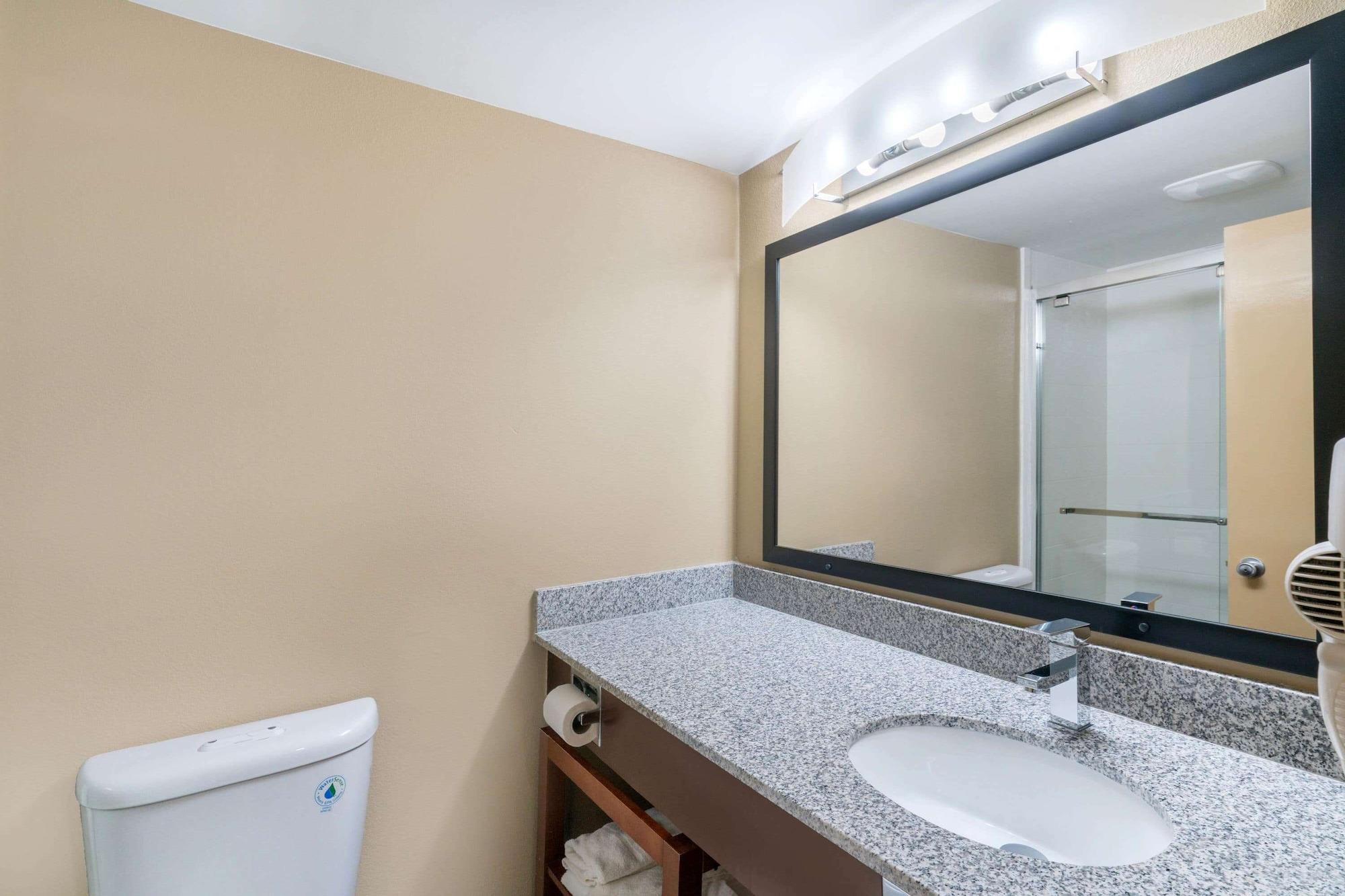 Equipamiento de Habitación Super 8 by Wyndham Raleigh North East