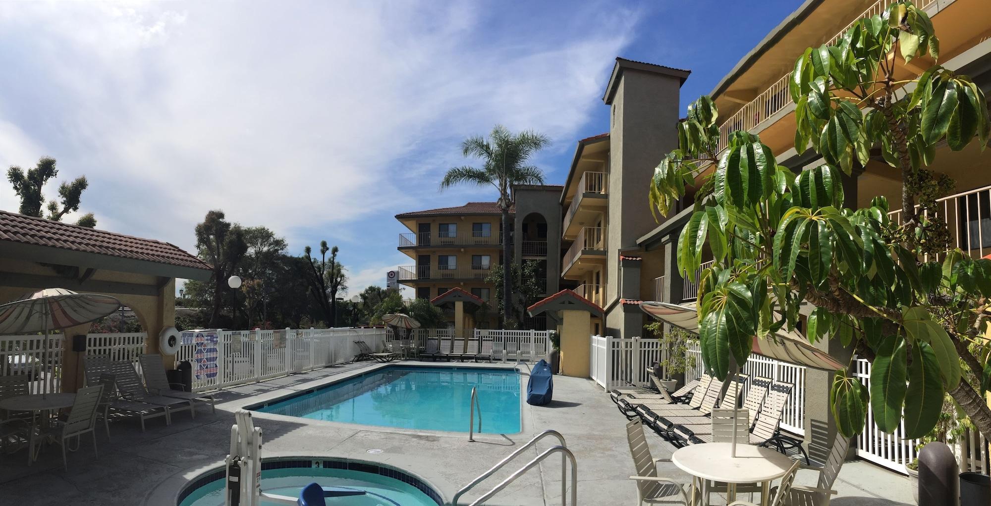 Vista Piscina Days Inn by Wyndham Buena Park