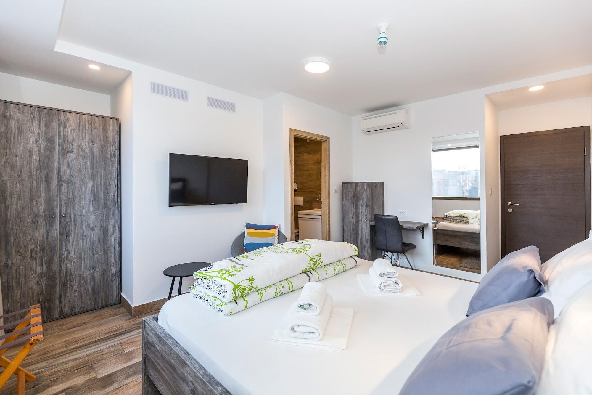 Varios Apinelo Tower Rooms