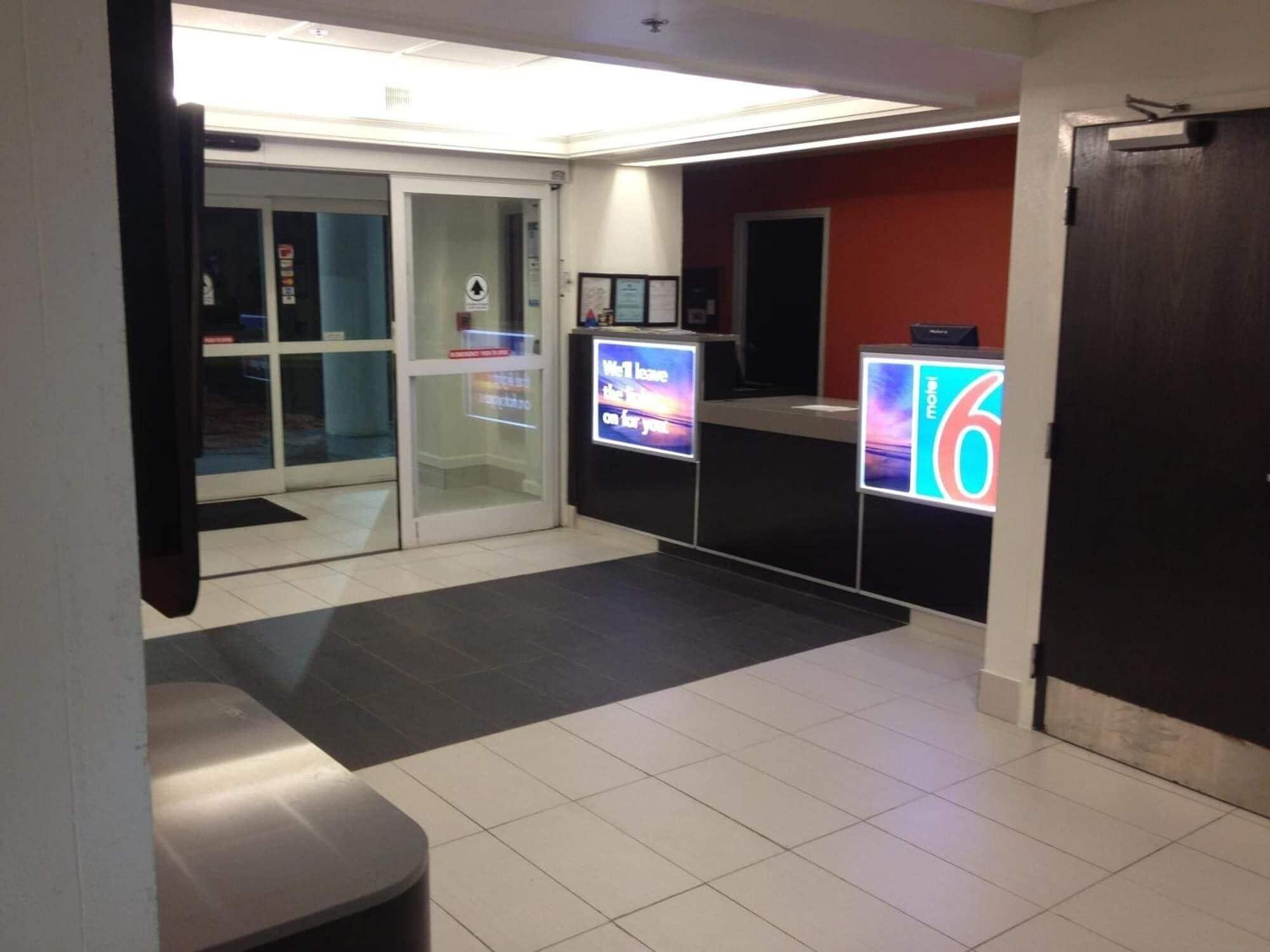 Vista Lobby Motel 6 Montgomery, AL - Airport