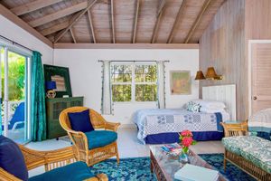 Alquiler Vacacional - Oceanfront Oasis: Contemporary Villa With Pool