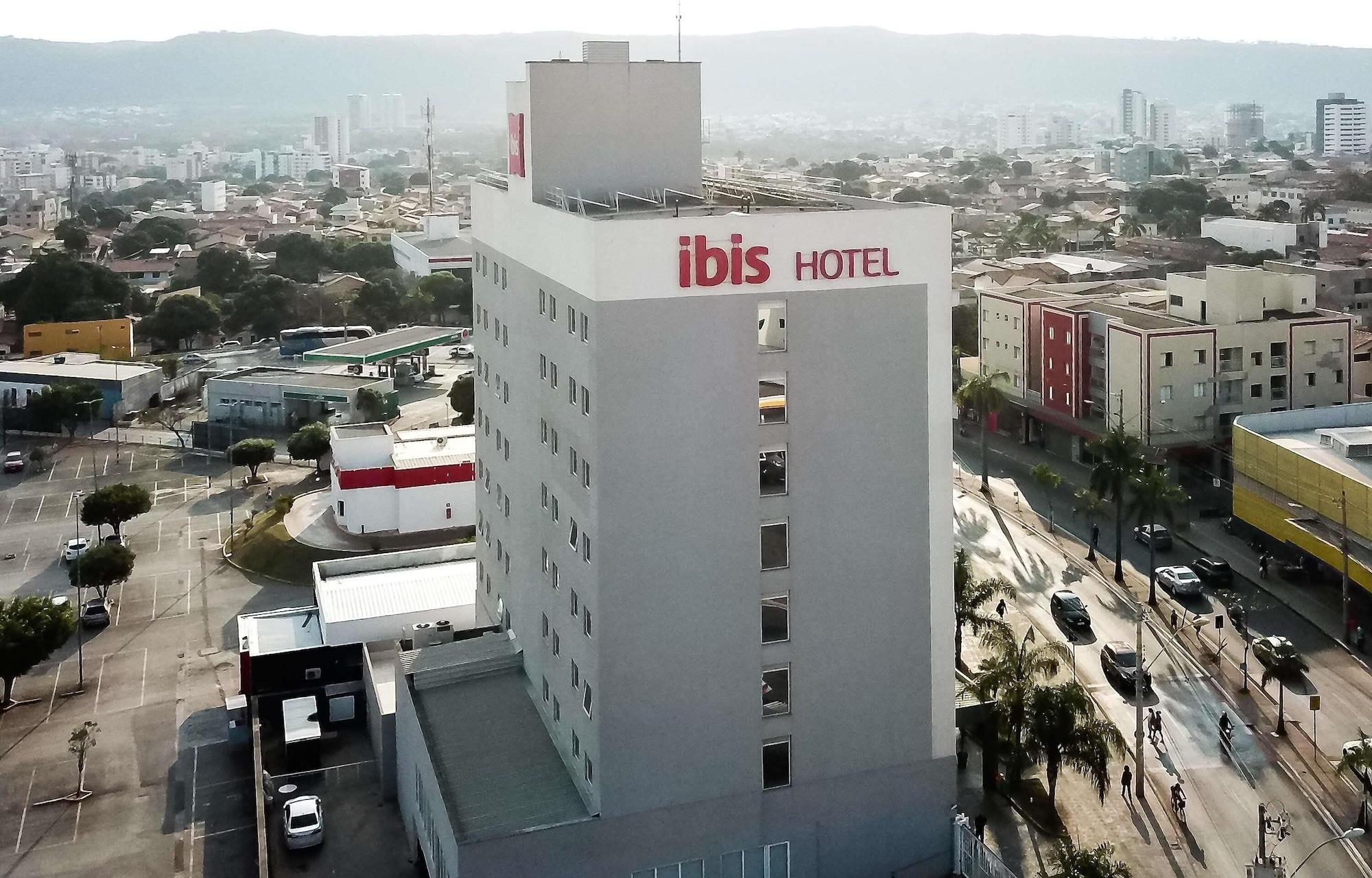 Vista Exterior ibis Montes Claros Shopping