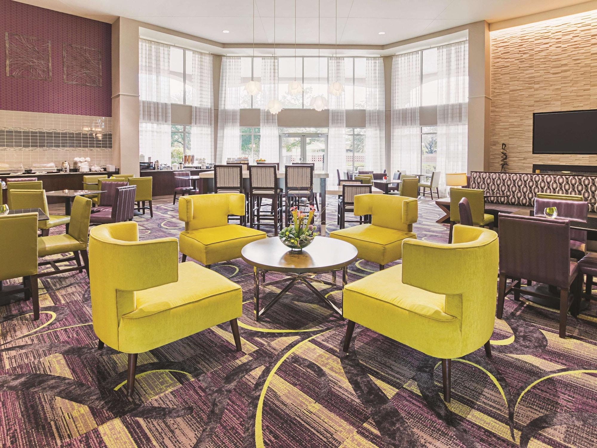 Vista Lobby La Quinta Inn & Suites by Wyndham Fort Worth North