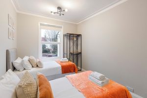 Alquiler Vacacional - Essex Vibes: Modern, Funky, Spacious 4-BR House