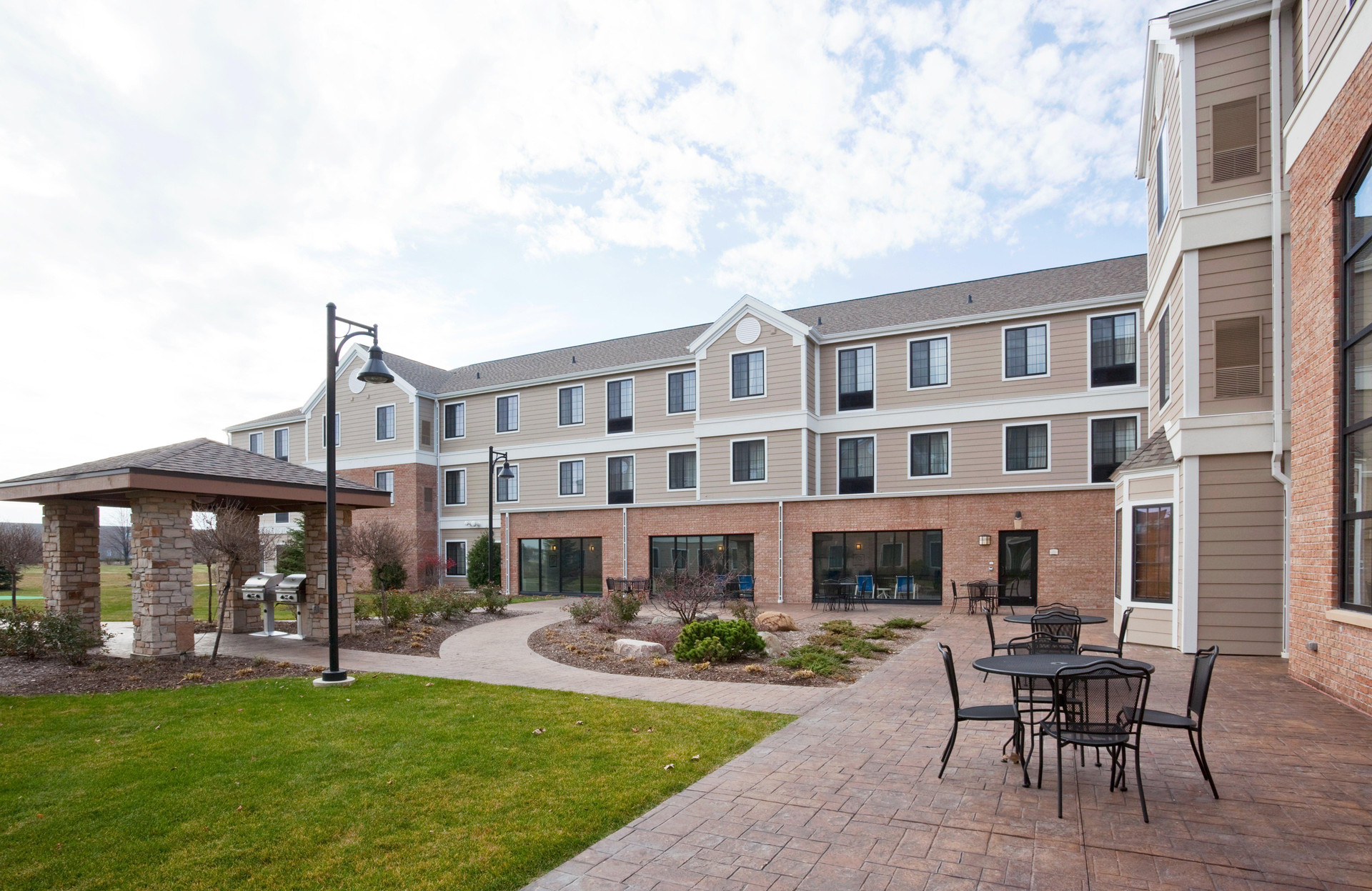 Vista Exterior Staybridge Suites Milwaukee West-Oconomowoc by IHG