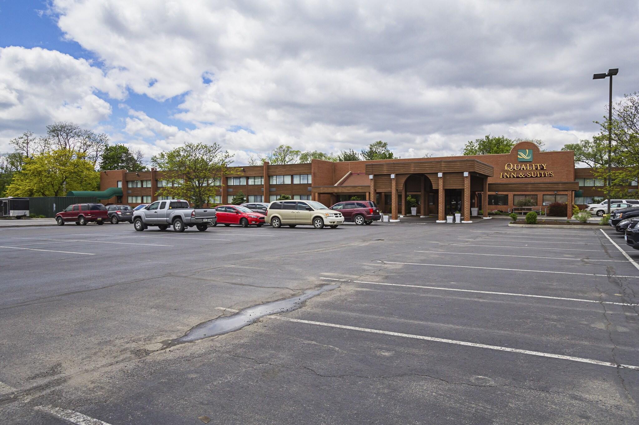 Vista Exterior Quality Inn & Suites Altoona