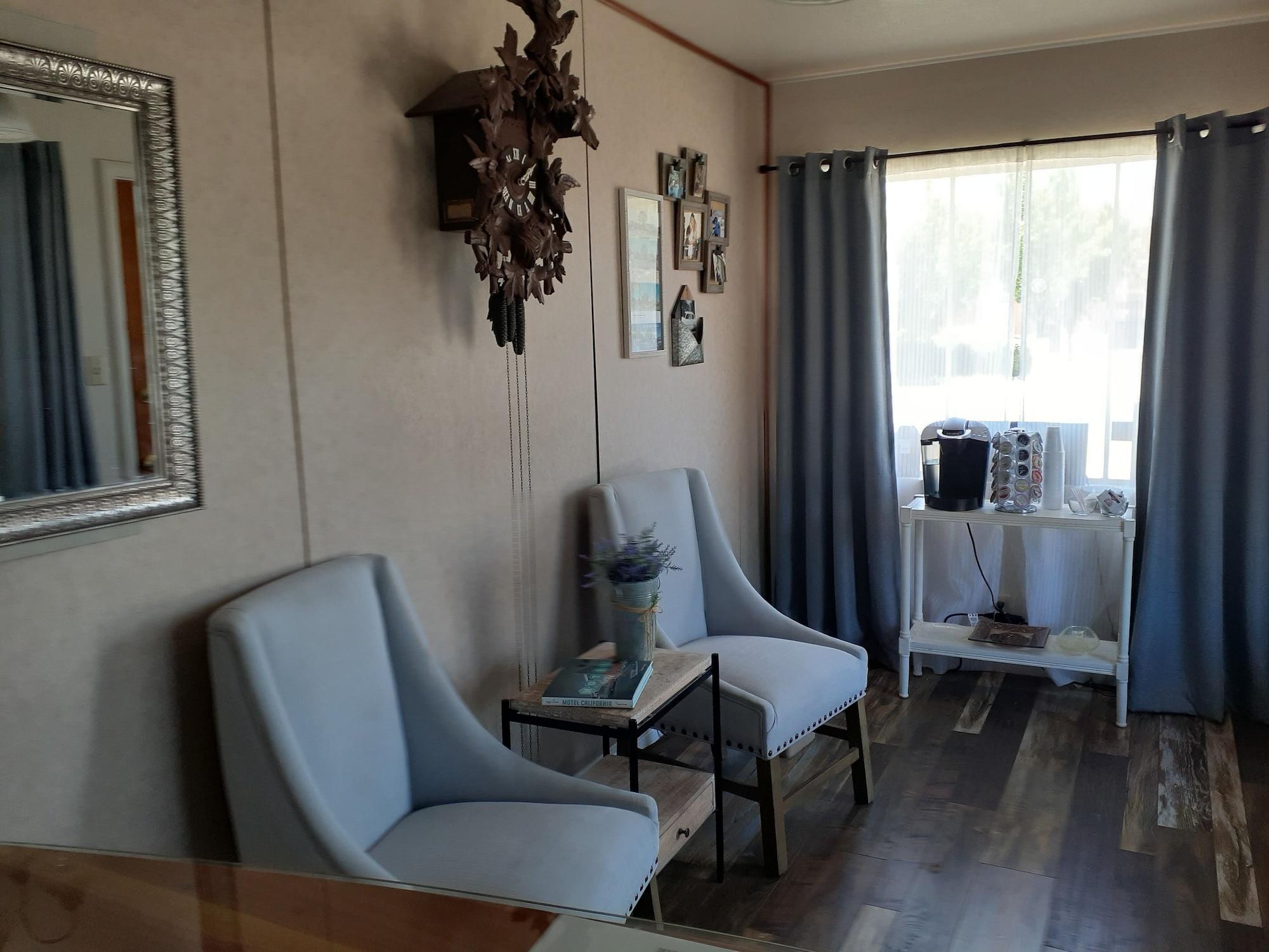 Vista do lobby Melody Ranch Motel