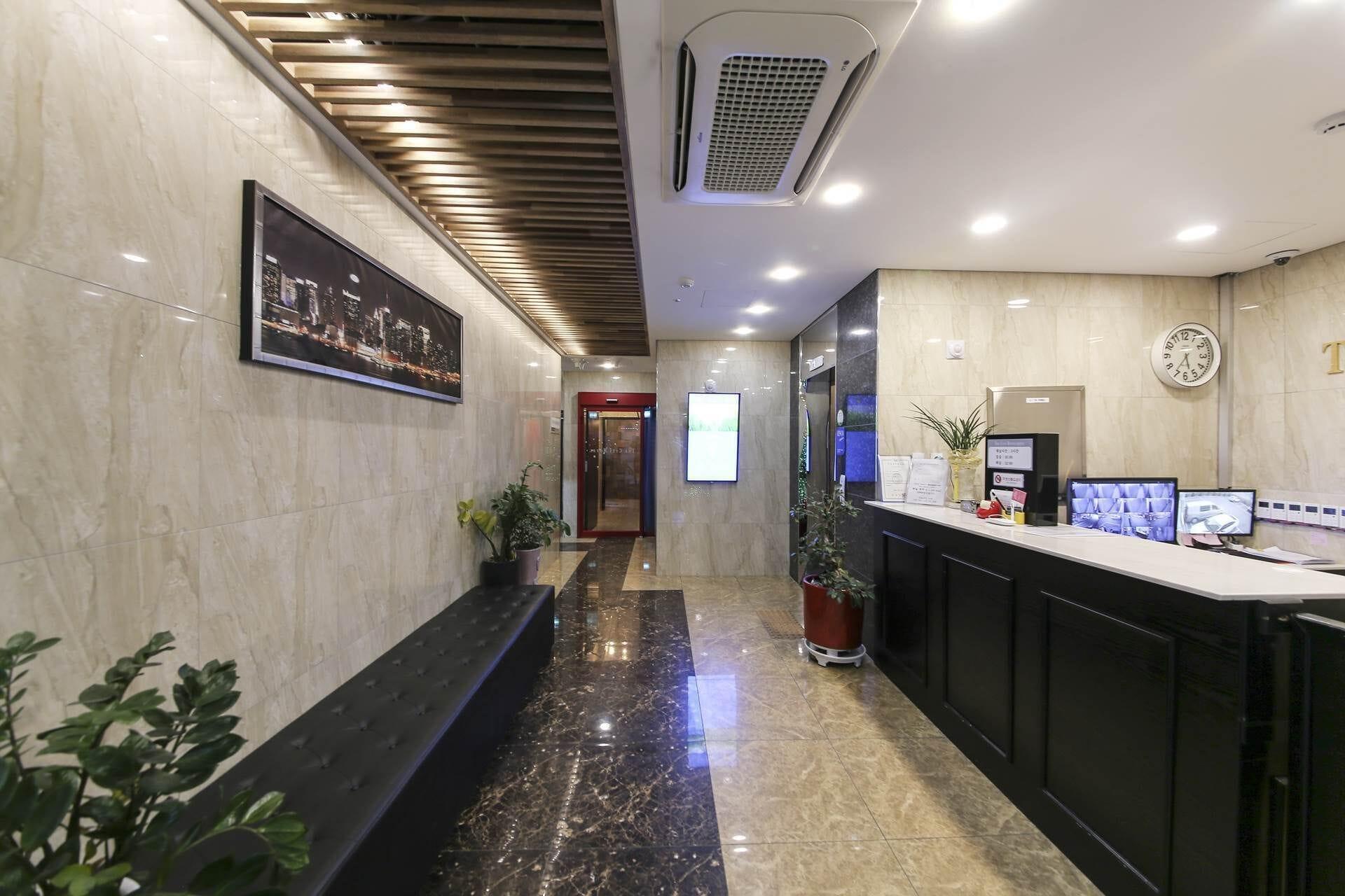 Vista Lobby The City Hotel
