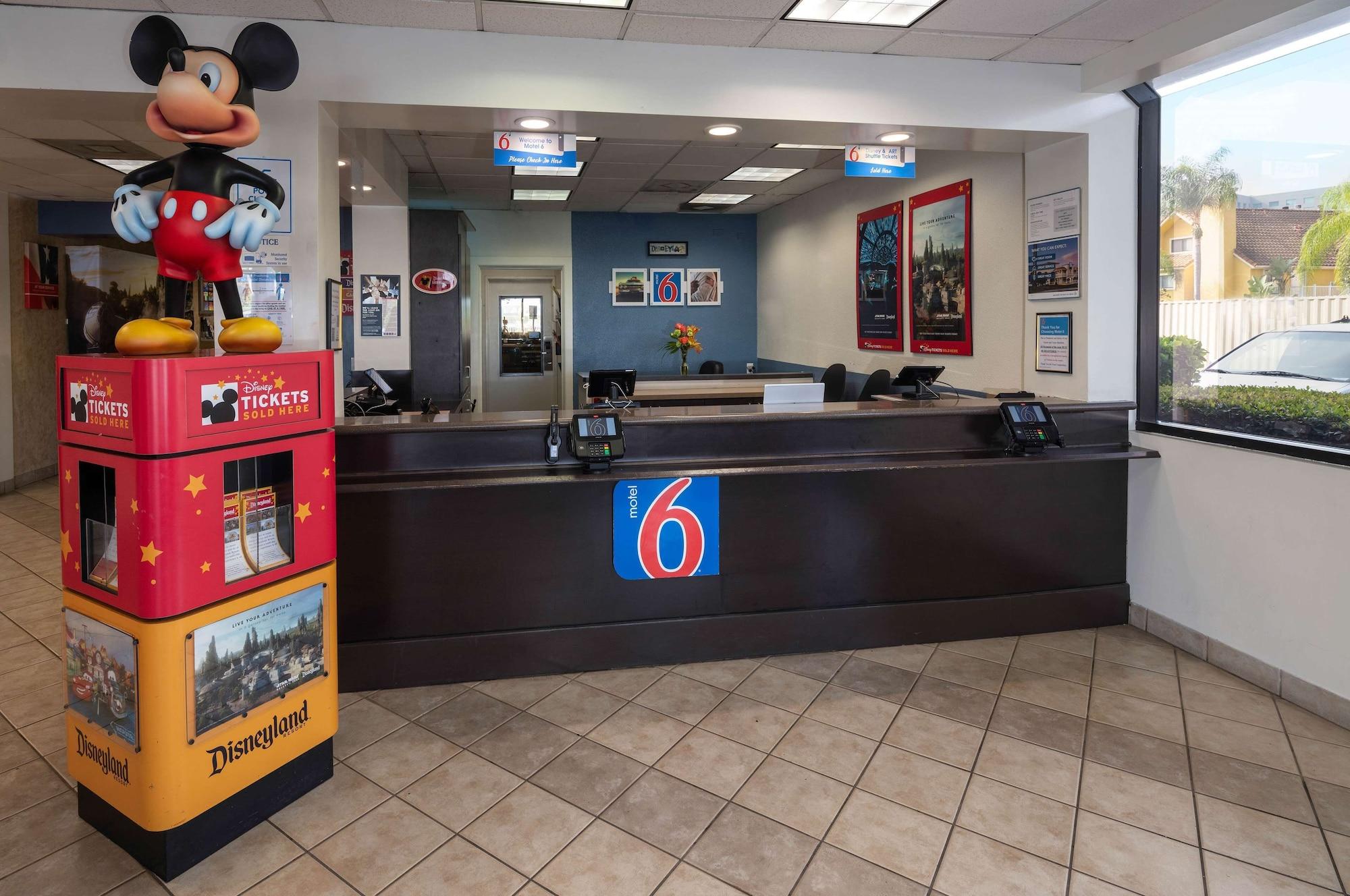 Vista Lobby Motel 6 Anaheim Maingate