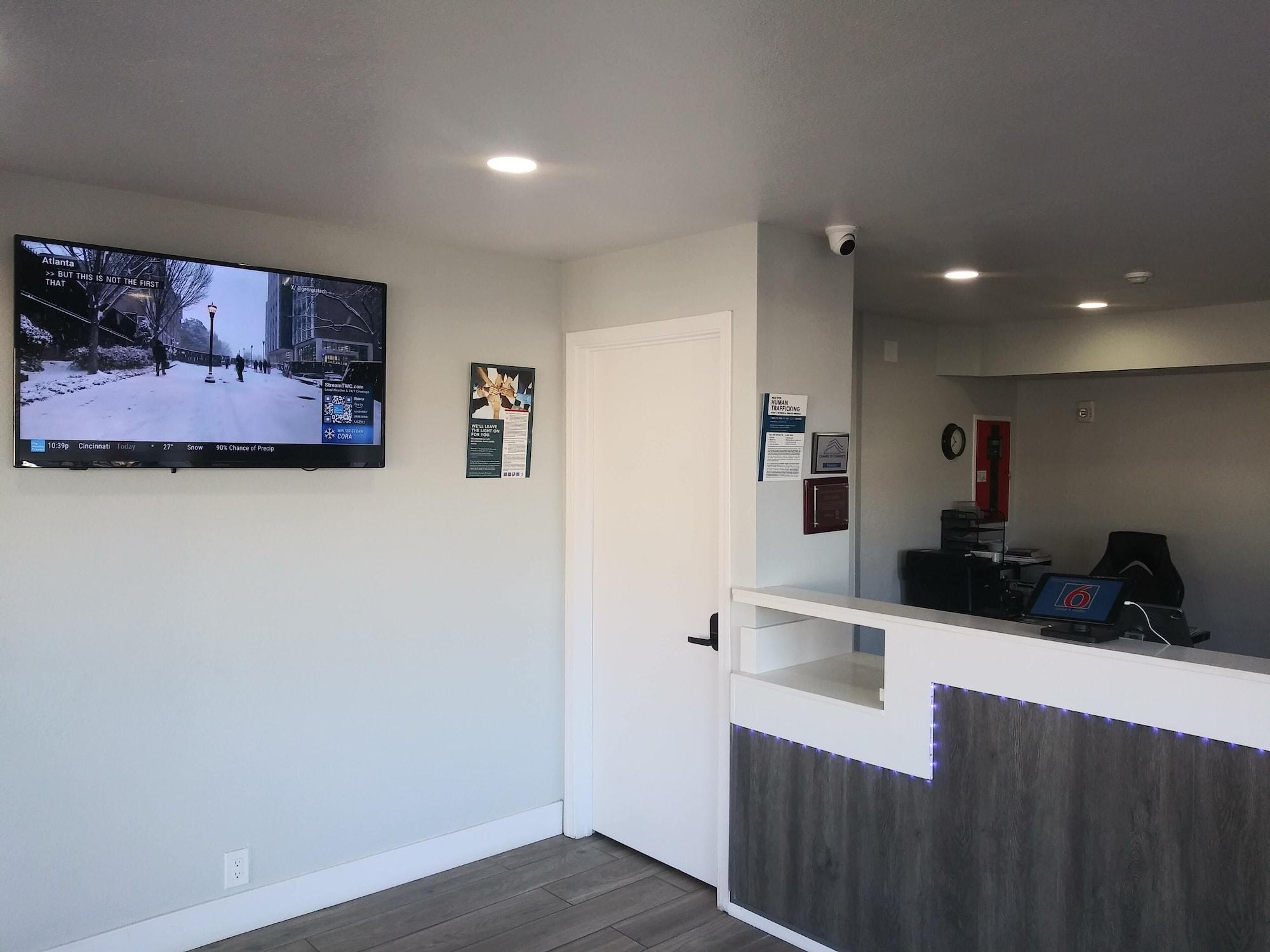 Vista Lobby Studio 6 West Sacramento, CA