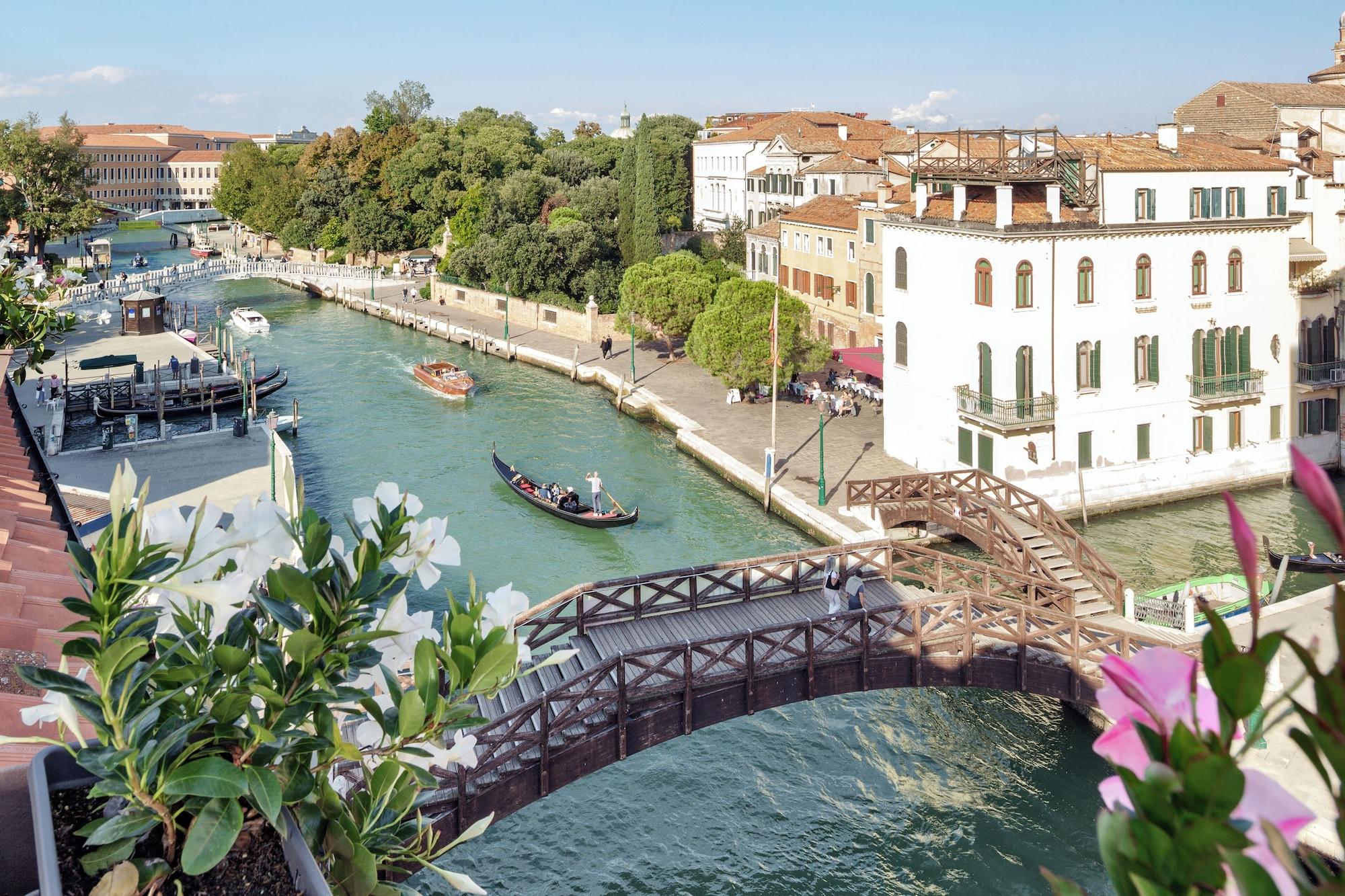 Varios Hotel Arlecchino