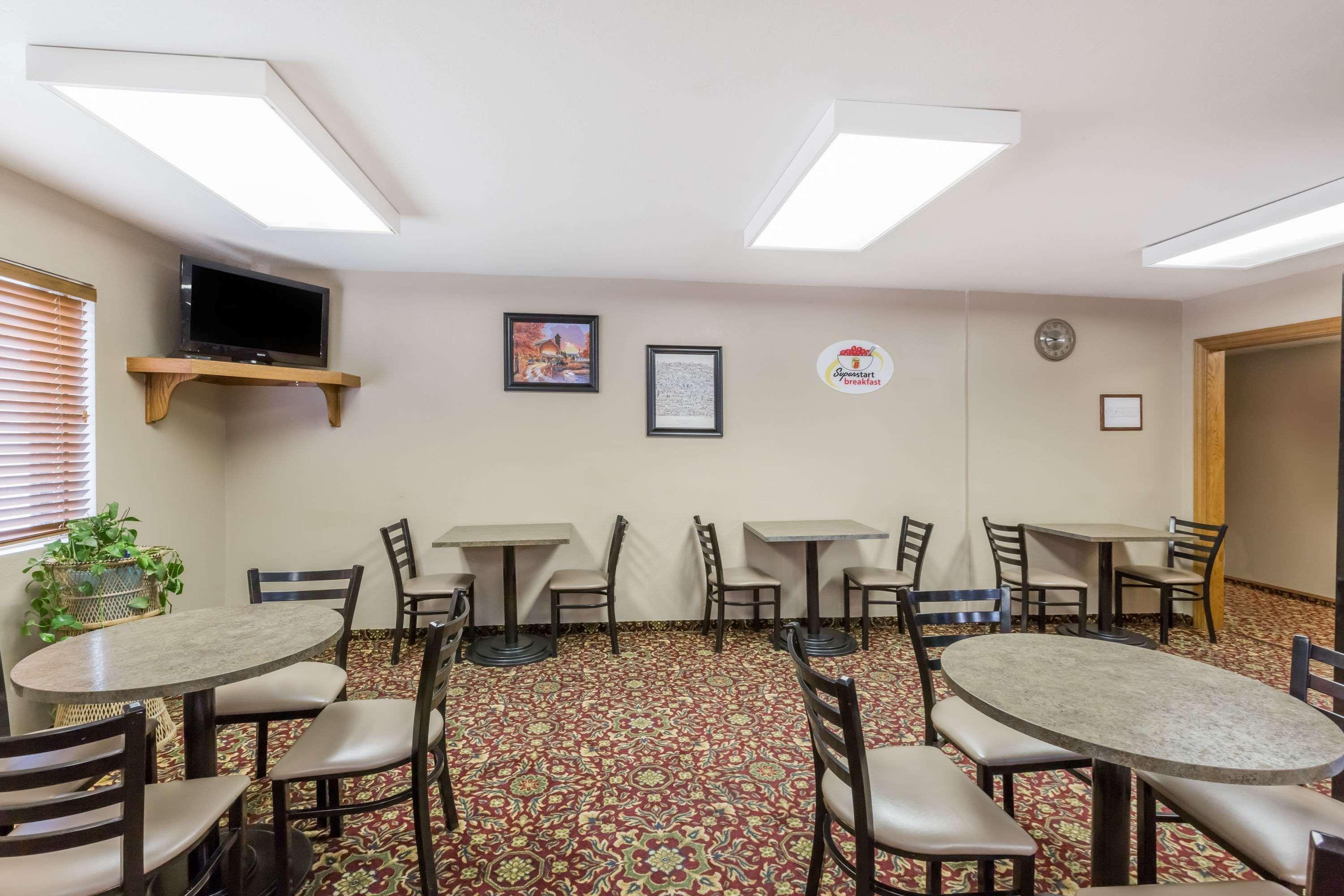 Restaurant Super 8 by Wyndham Manhattan KS