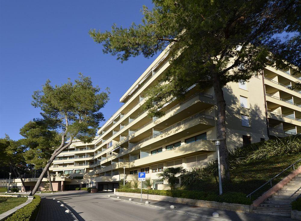 Varios The Residence