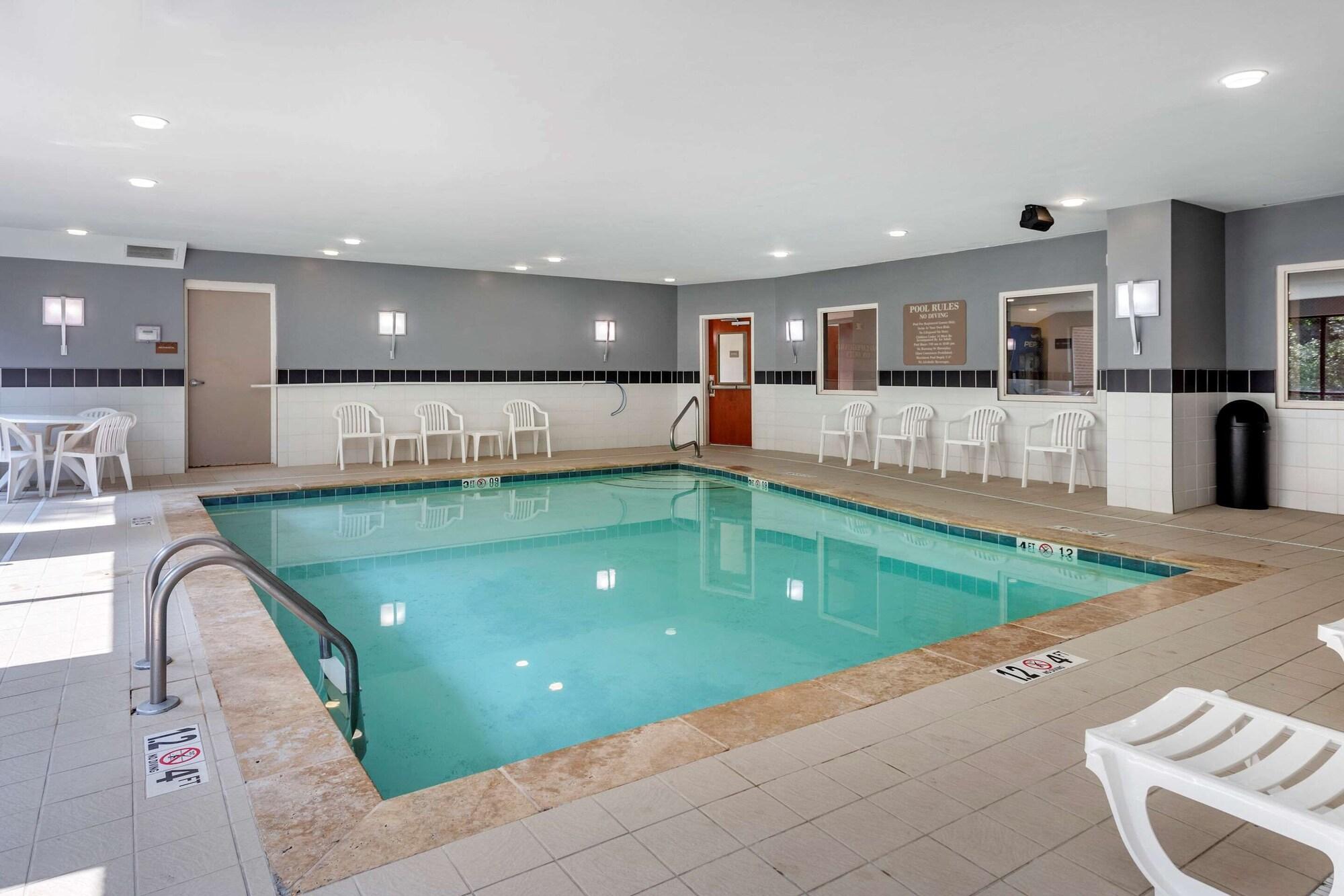 Vista Piscina Comfort Suites Manchester