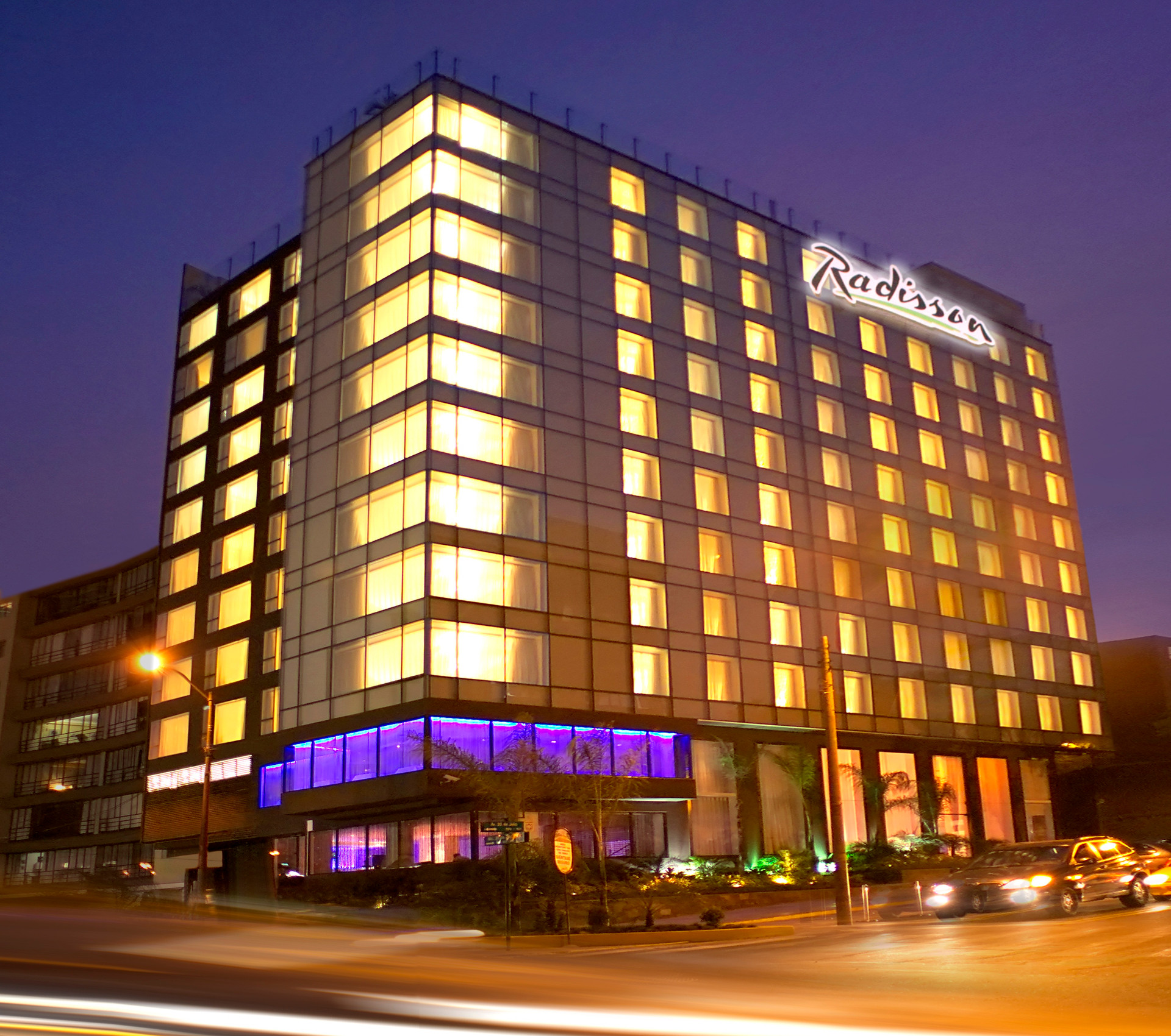 Vista Exterior Radisson Decapolis Miraflores