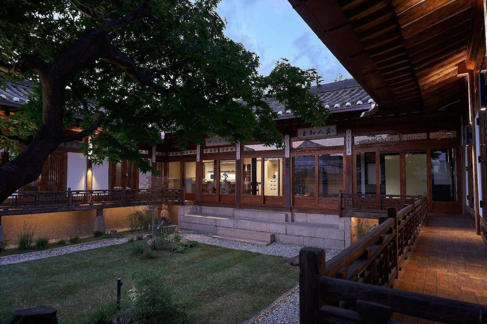 Varios Nostalgia Hanok Hotel