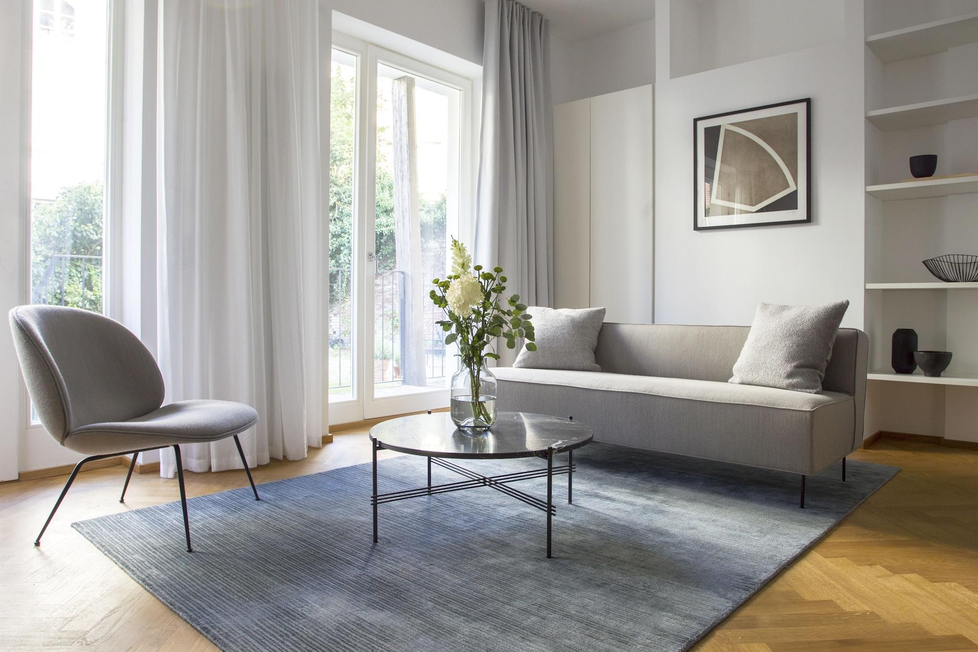 Varios August The Boardinghouse