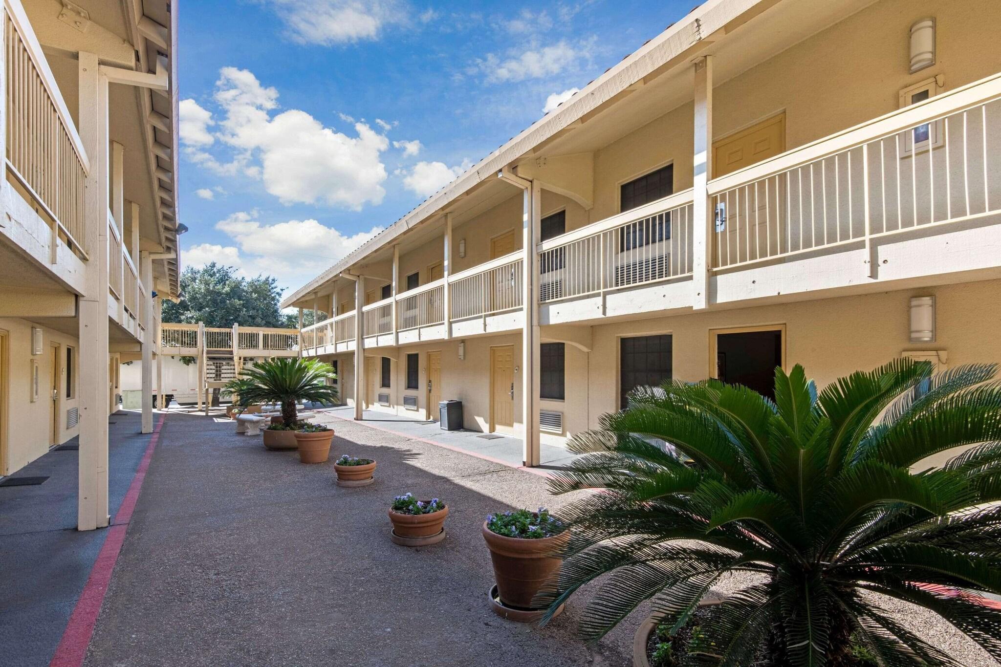 Varios Townhouse Garden Inn & Suites San Antonio I 35