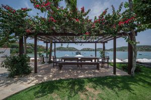 Alquiler Vacacional - Mansão Pé na Areia da Praia da Ferradura, composta por Cinco Suítes Por Luxury Rentals