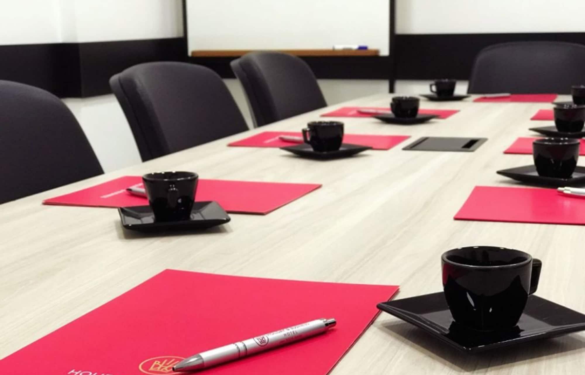 Sala de Reuniones Holiday & Business Hotel - Ao lado do Centro de Eventos e Arena Conda