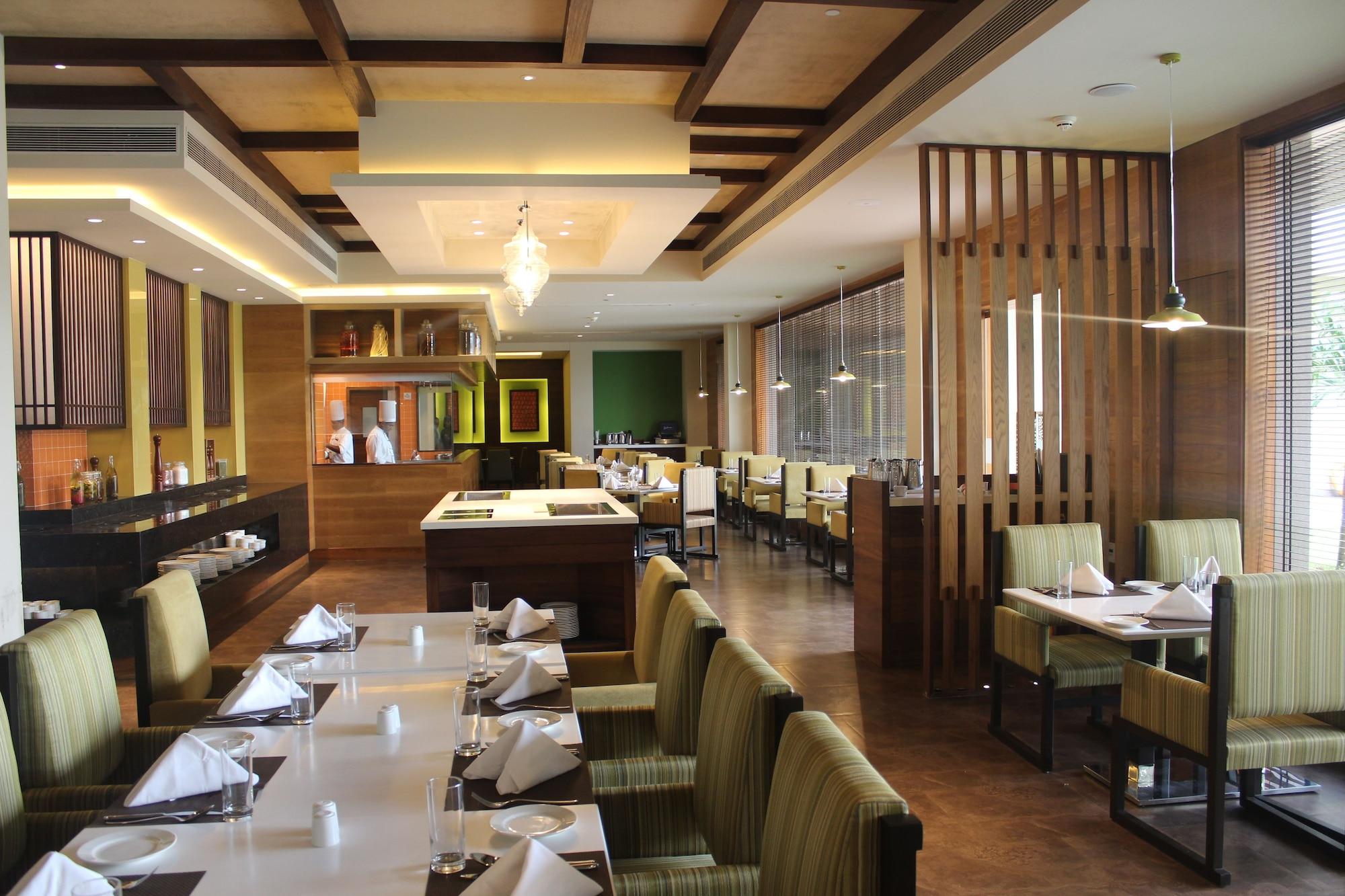 Restaurant Radisson Blu Plaza Resort & Convention Centre Karjat