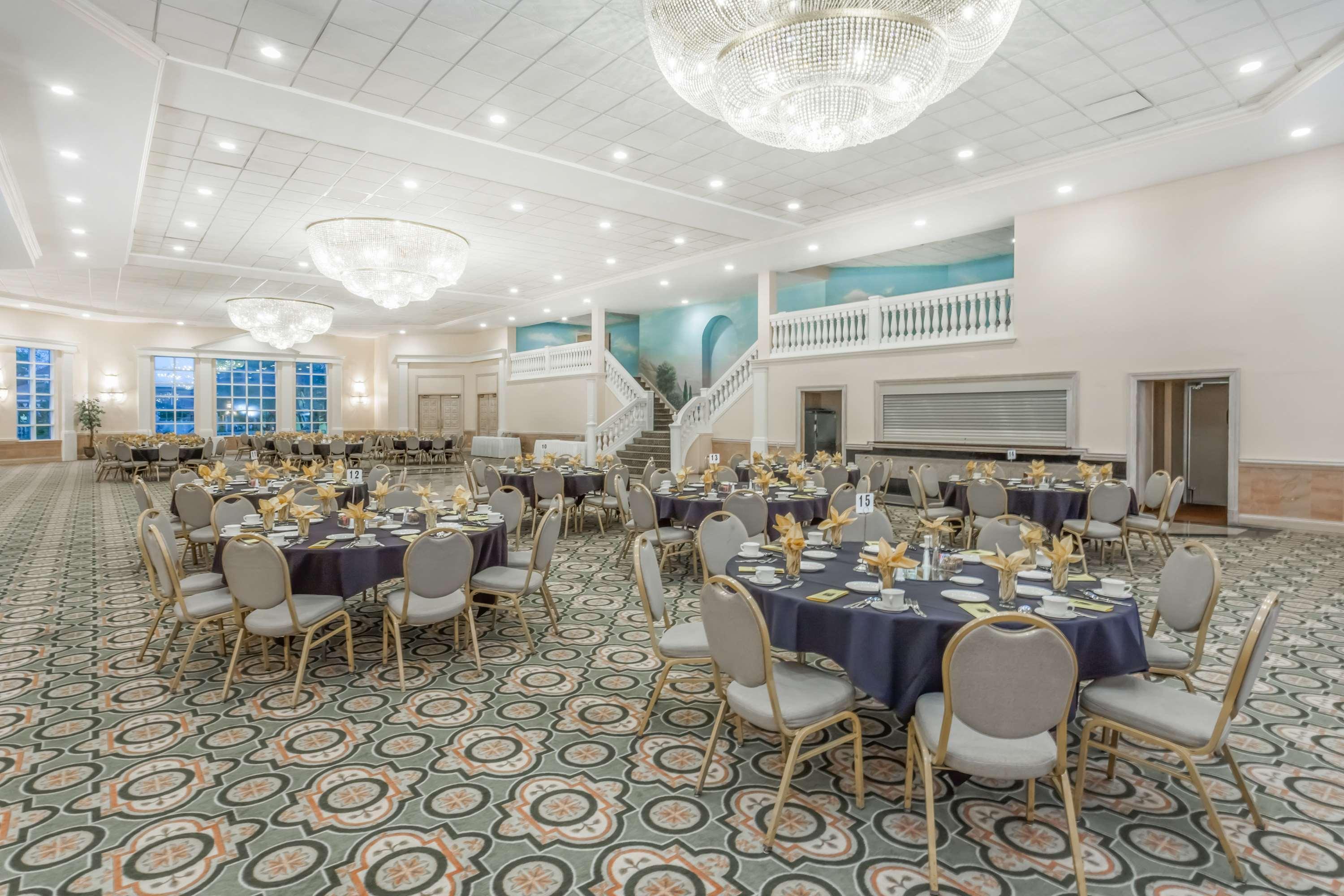 Centro de Negocios Ramada Hotel & Conference Center by Wyndham Hammond