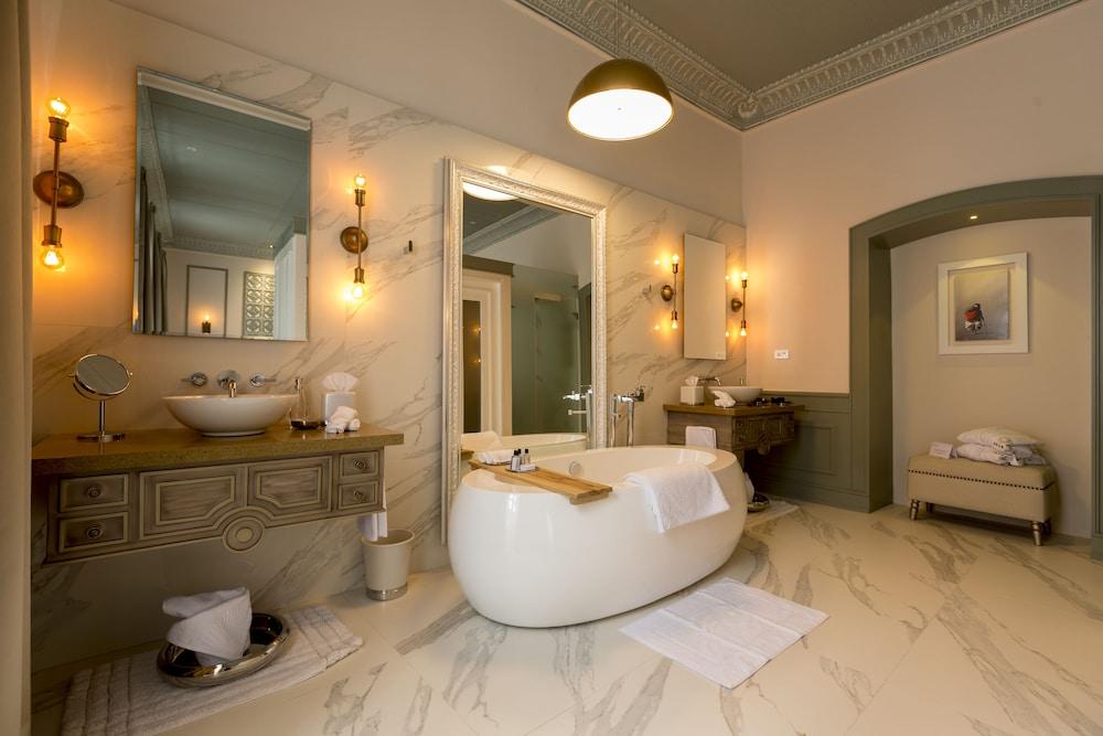 Bathroom Illa Experience Hotel
