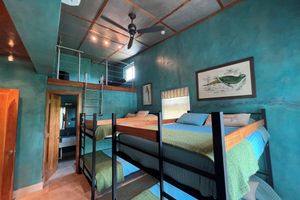 Alquiler Vacacional - Spacious 5-bedroom house steps from beach in gated community with AC, WiFi