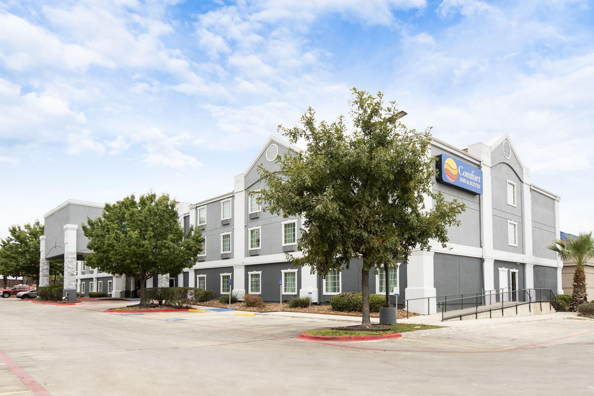 Vista Exterior Comfort Inn and Suites Near Medical Center