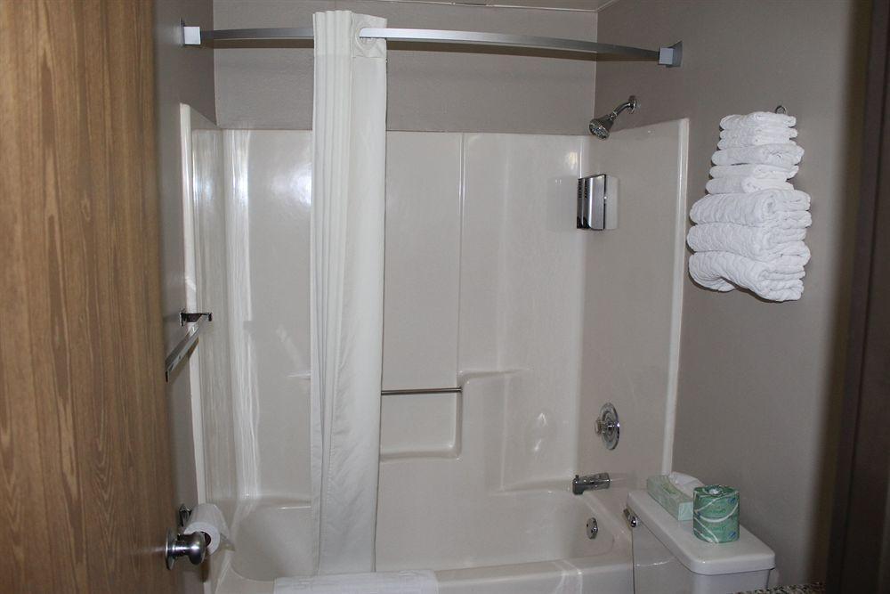 Baño Super 8 by Wyndham Bridgeview/Chicago Area