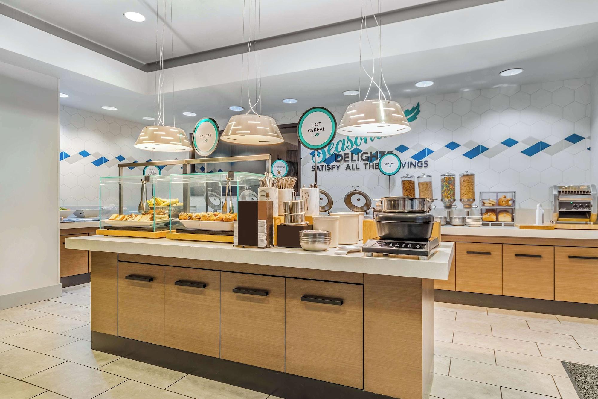 Restaurant Embassy Suites by Hilton Detroit Metro Airport