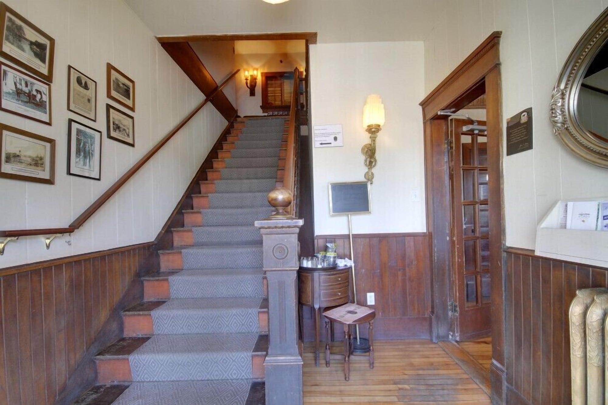Varios Auberge Ayers Cliff