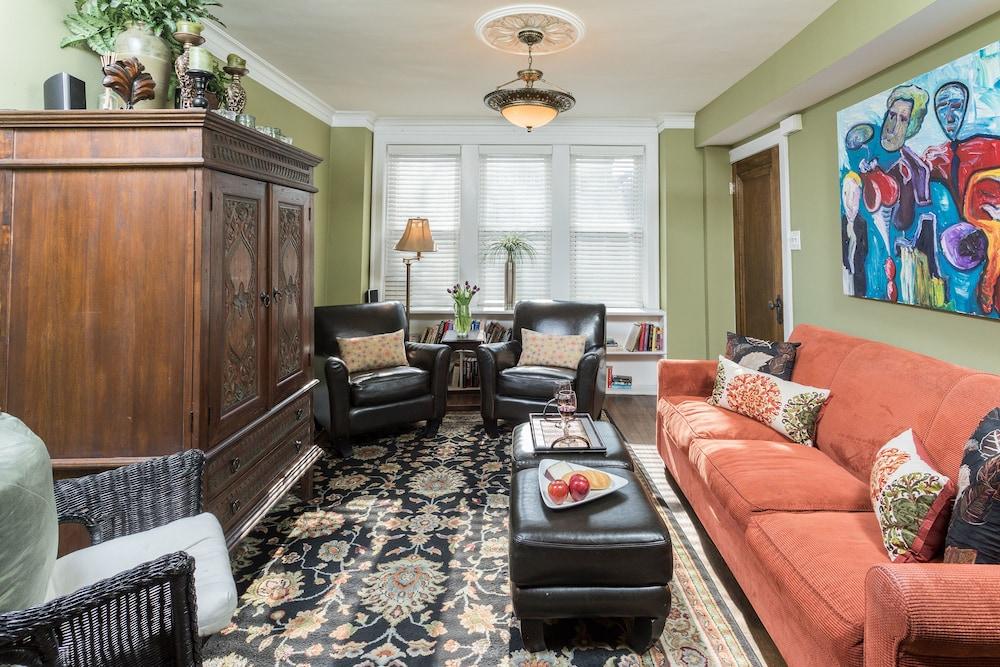 Suite Chicago Guest House on Henderson Street