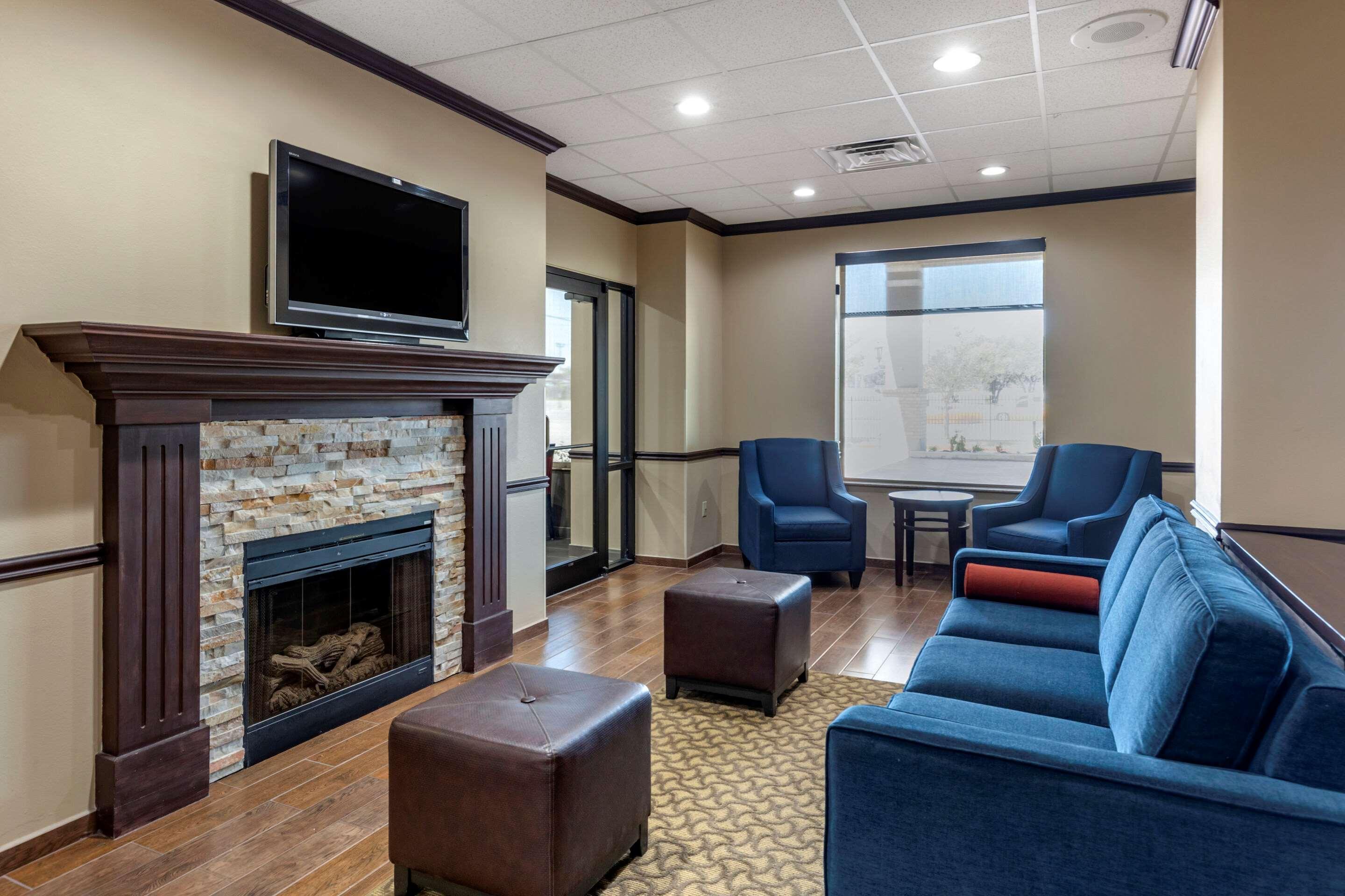 Vista Lobby Comfort Suites Waco Near University Area