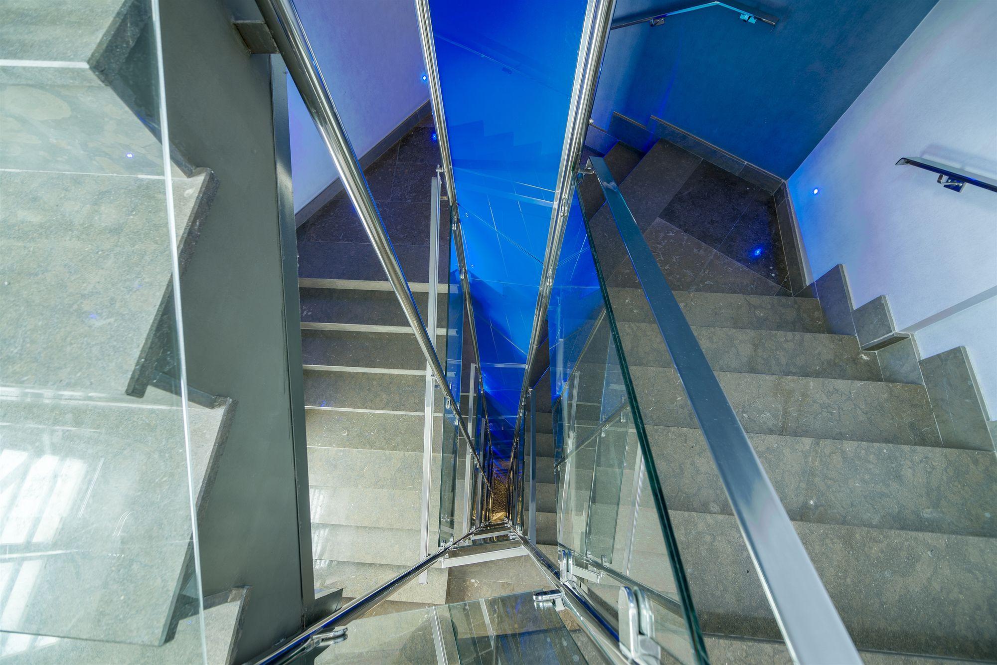 Varios Listening To The Rain Hall Inn