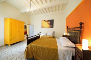 Alquiler Vacacional - large apartment in the center of the village Historic building.