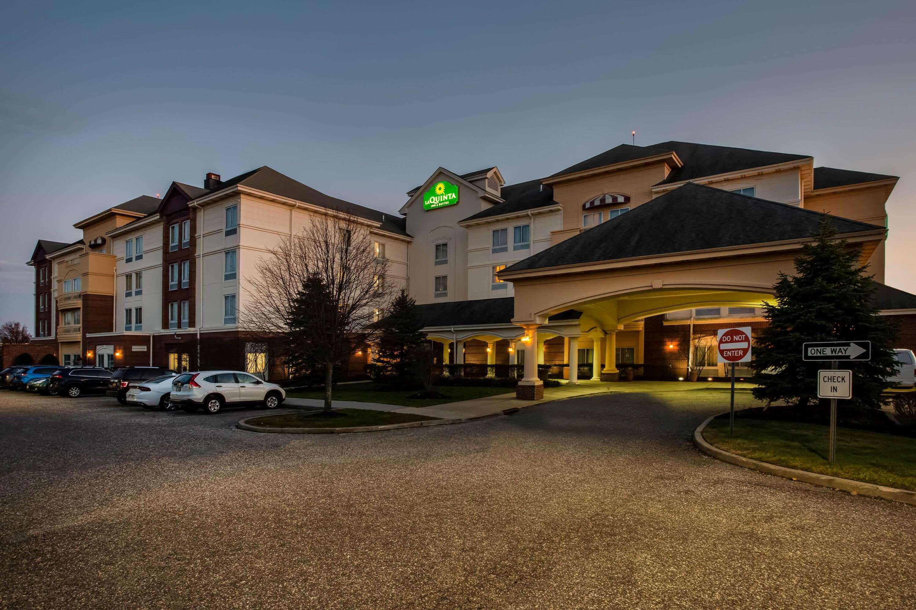 Vista Exterior La Quinta Inn & Suites Islip
