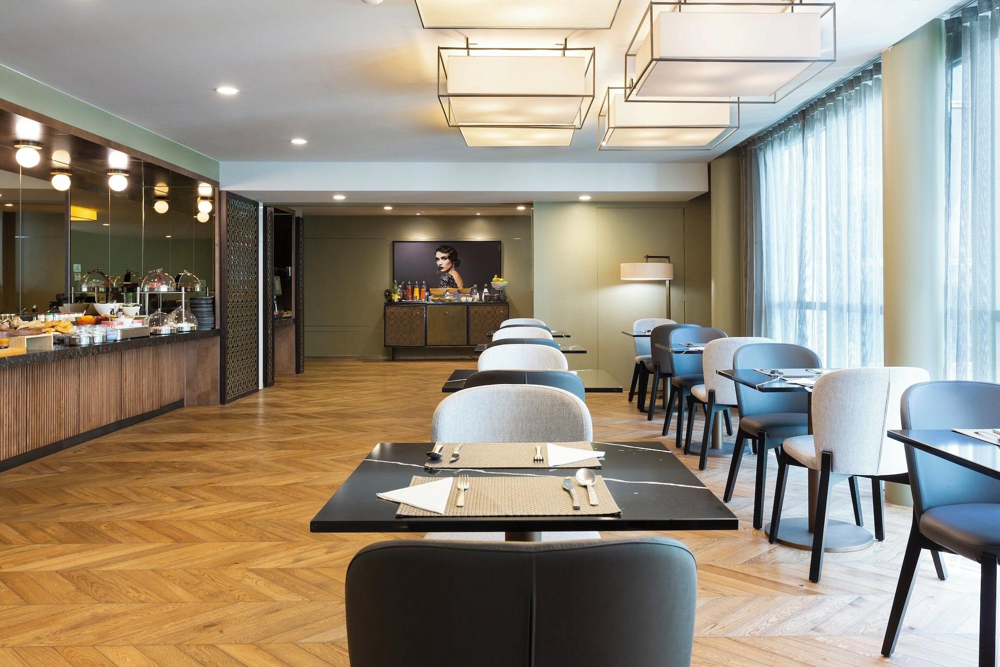 Restaurant La Clef Tour Eiffel Paris by The Crest Collection