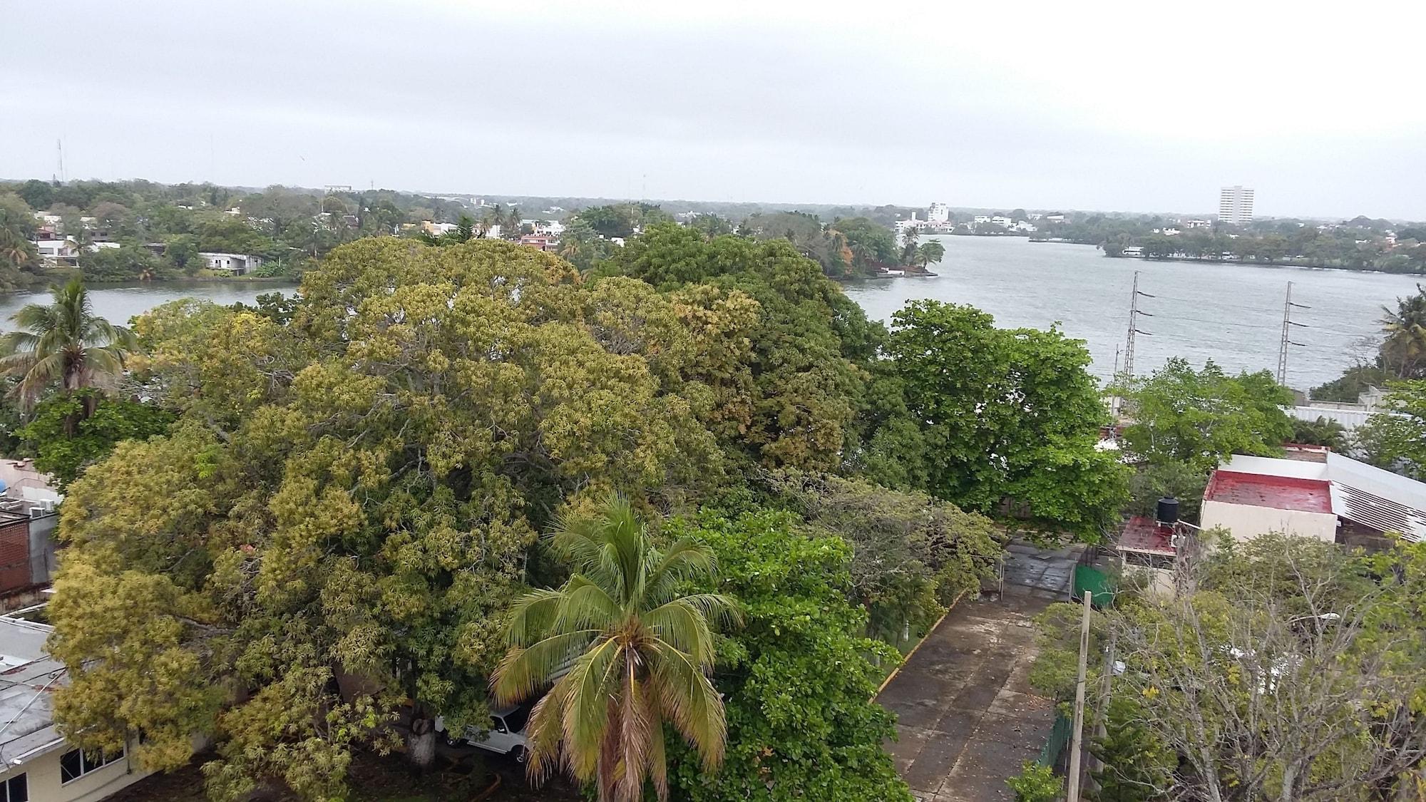 Vista Exterior Hotel & Suites Real del Lago