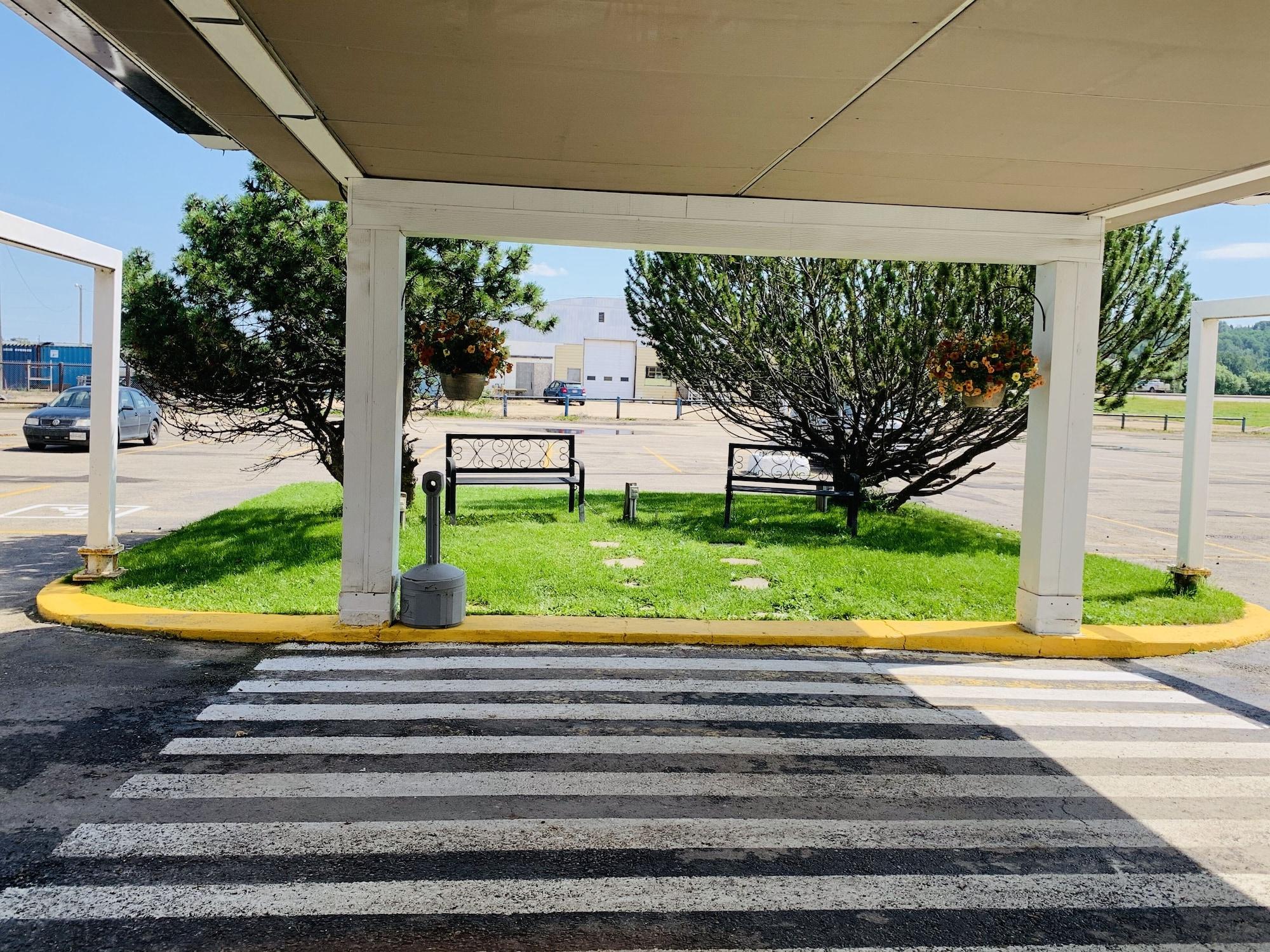 Vista Exterior Ramada by Wyndham Whitecourt