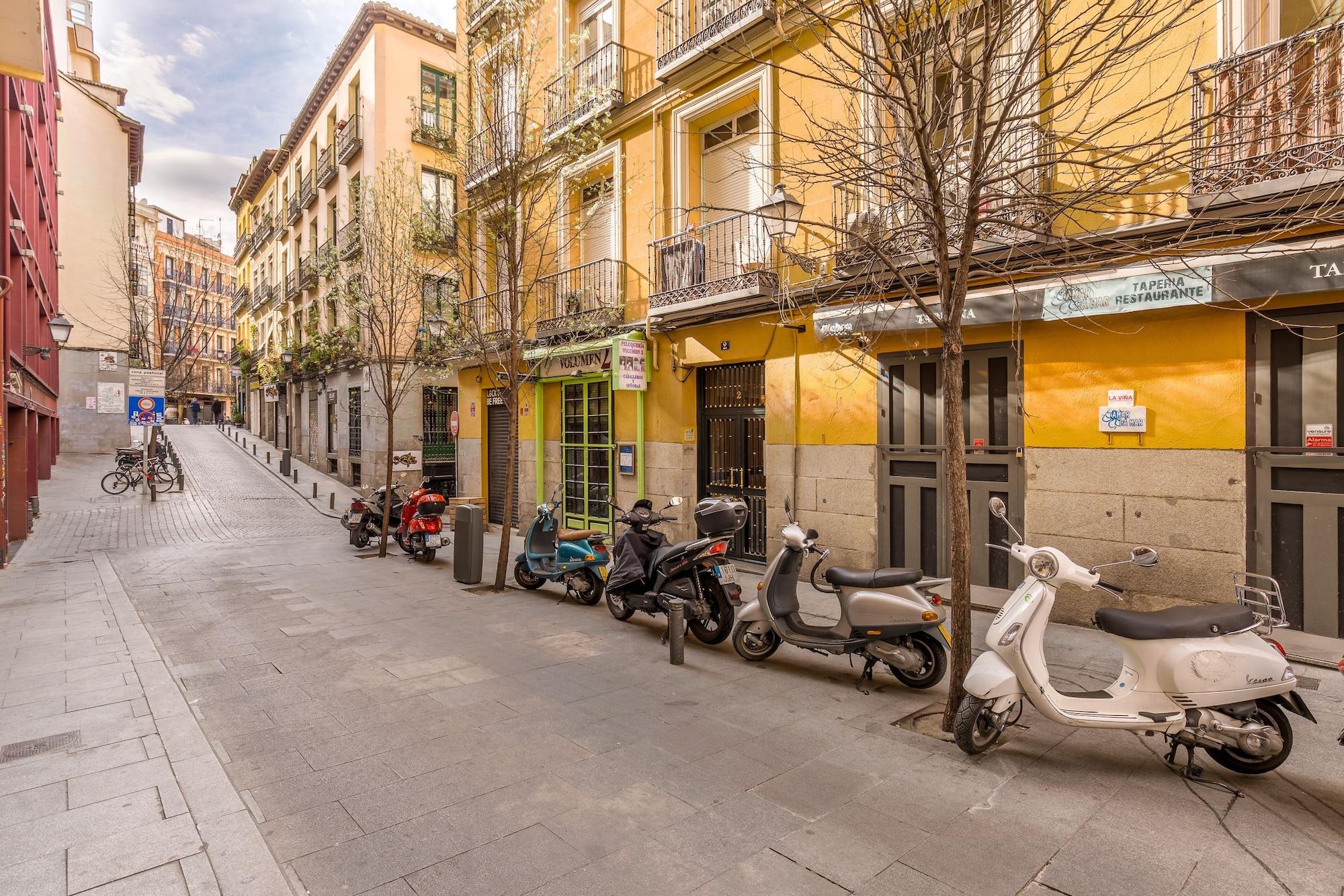 Vista Exterior Hostal Met Madrid