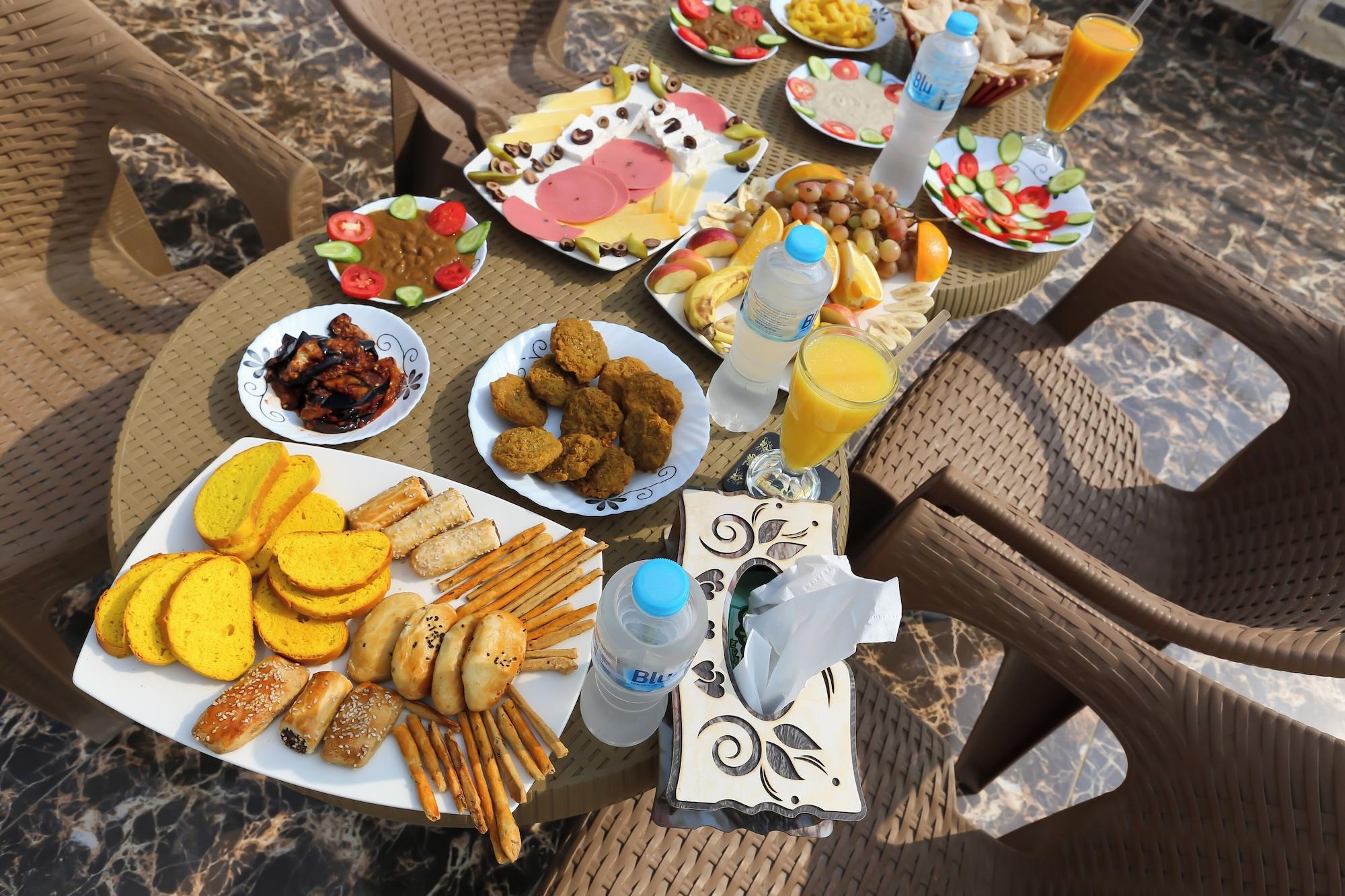 Restaurant Luxury jacuzzi & pyramids view