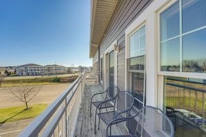Alquiler Vacacional - Marina, Pool & Balcony: Modern Spring Lake Condo