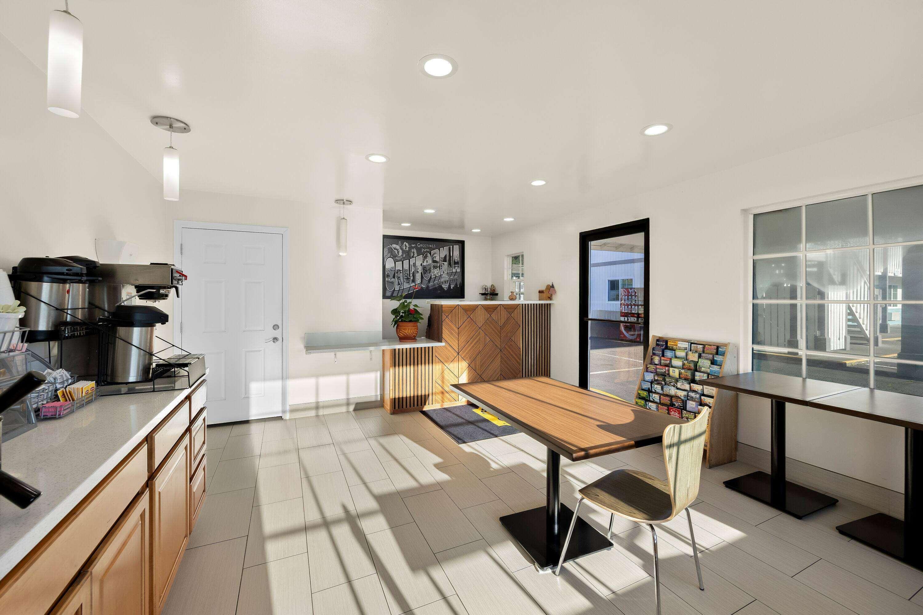 Vista Lobby Super 8 by Wyndham Crescent City