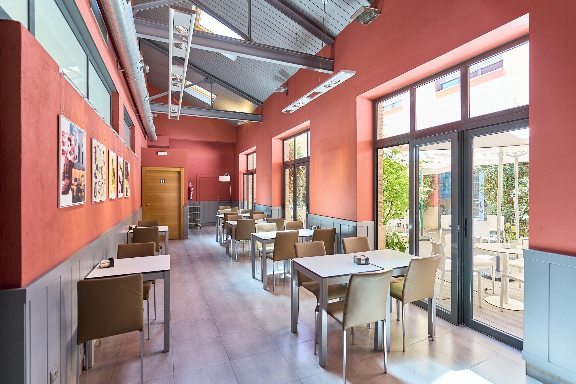 Restaurant The Book Factory Hostel by gaiarooms