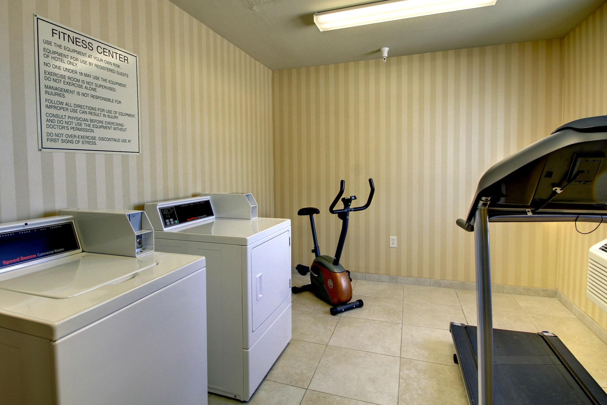 Gimnasio Cobblestone Inn & Suites - Carrington