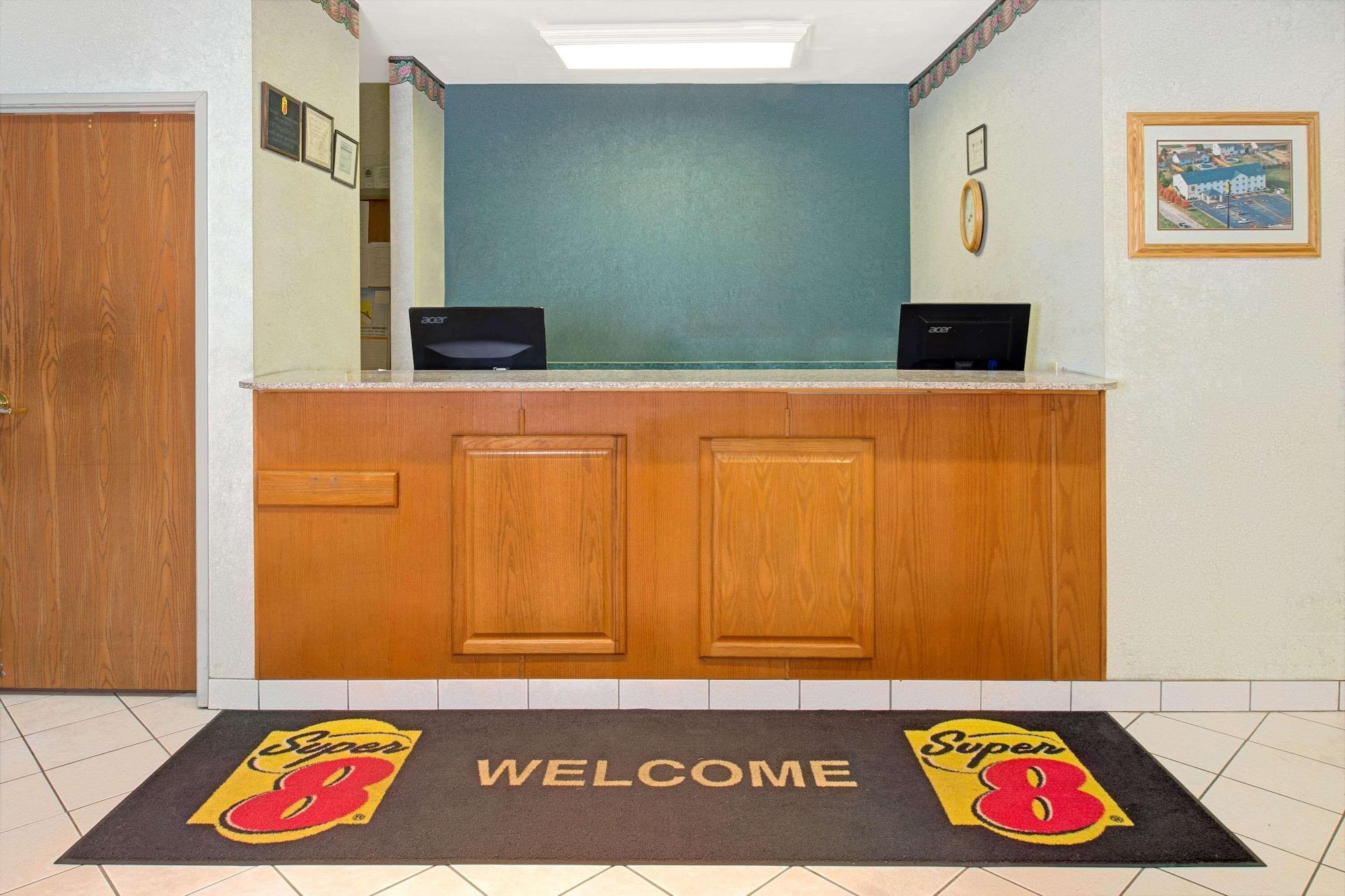 Vista Lobby Super 8 by Wyndham Pontoon Beach IL/St. Louis MO Area
