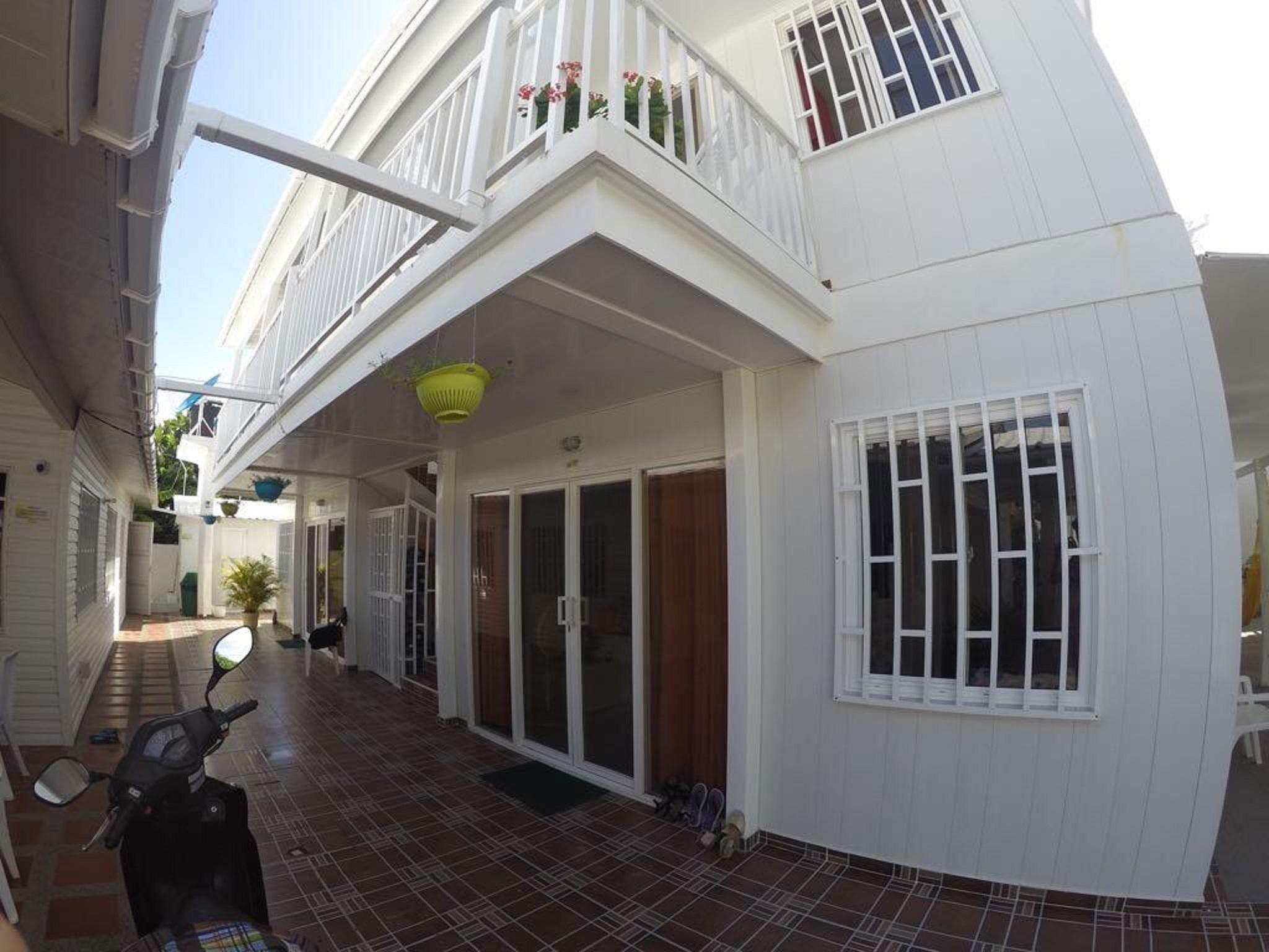 Vista Lobby Tropical Coral